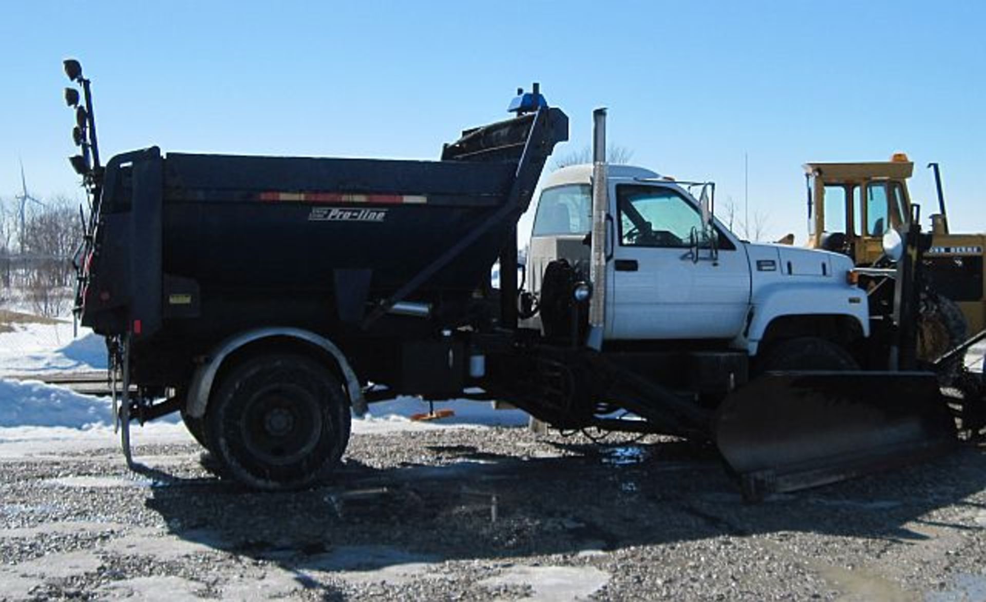 Lot 30 -  Lot# 30 2001 GMC 8500 snowplow    2001 GMC 8500 snowplow, 192,112kms , tires fair ,