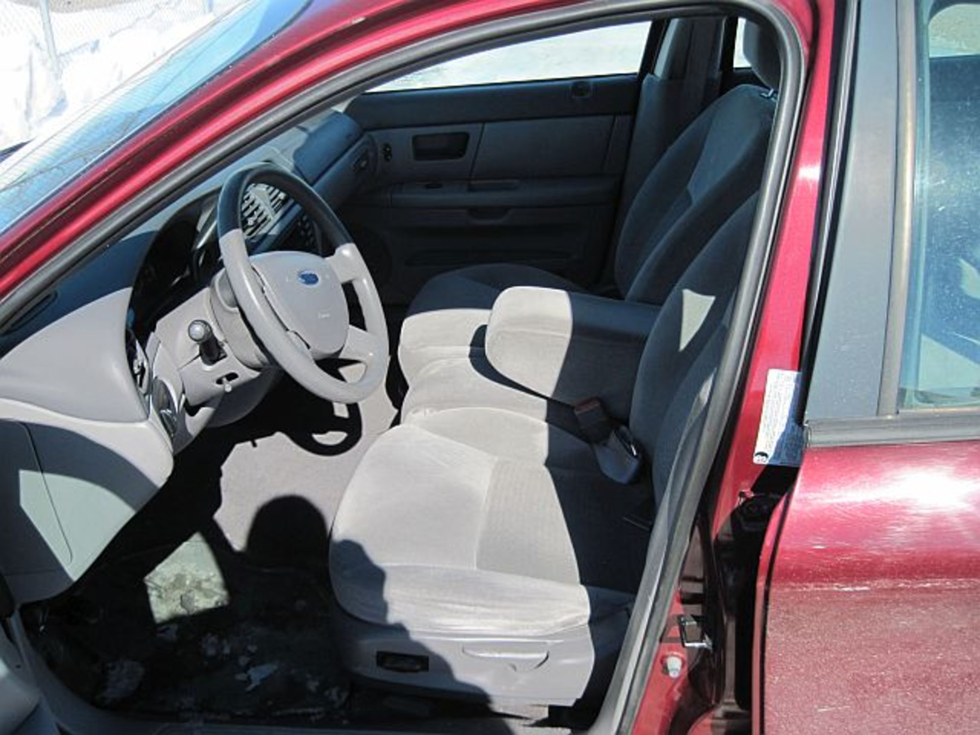 Lot 8 -  Lot# 8 2005 Dodge Caravan; 254,344km;  3.3L; powered windows and doors; tires are good 2005 - Image 6 of 6