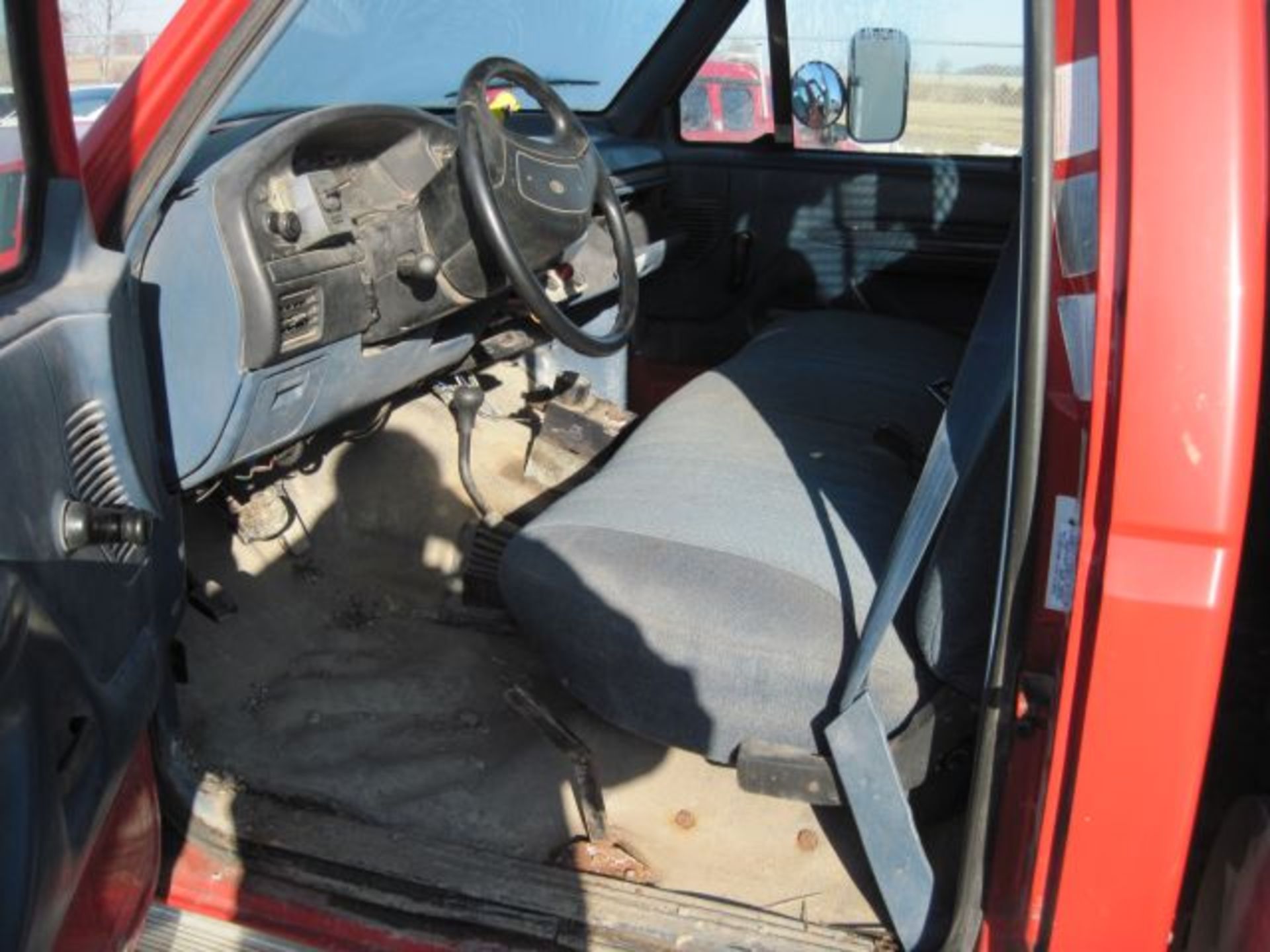 Lot# 103 1997 Ford F-350 XL 1997 Ford F-350 XL With Plow, Tires Good, 111629KM Vin# - Image 4 of 5