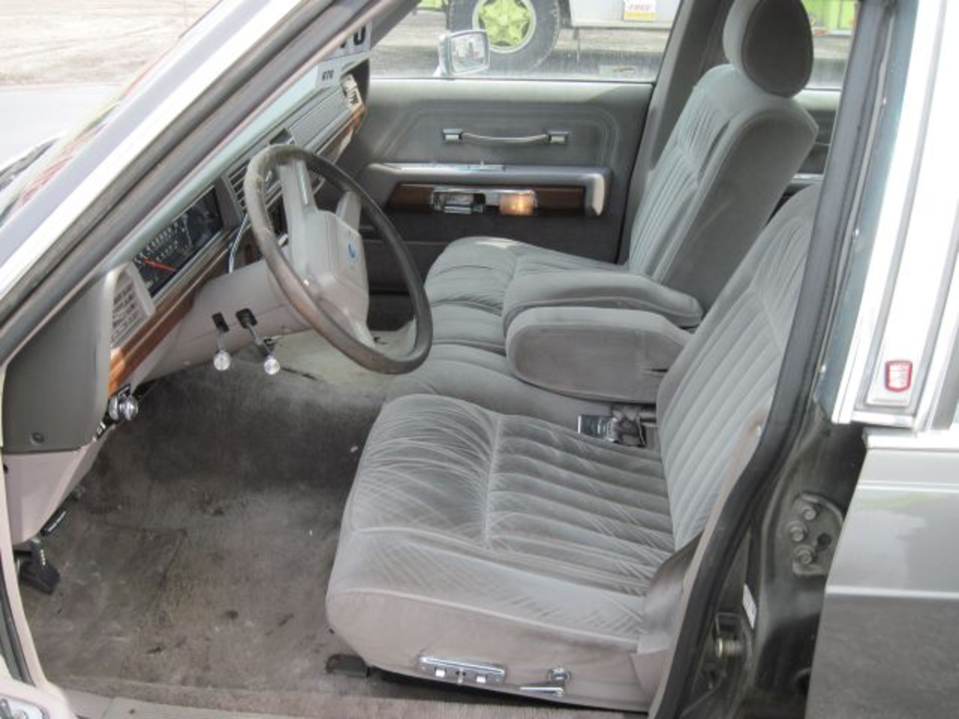 Lot 7 -  Lot# 7 2005 Ford Freestar; 176,560km;  4.2L; powered windows and doors; good tires 2005Ford - Image 3 of 5