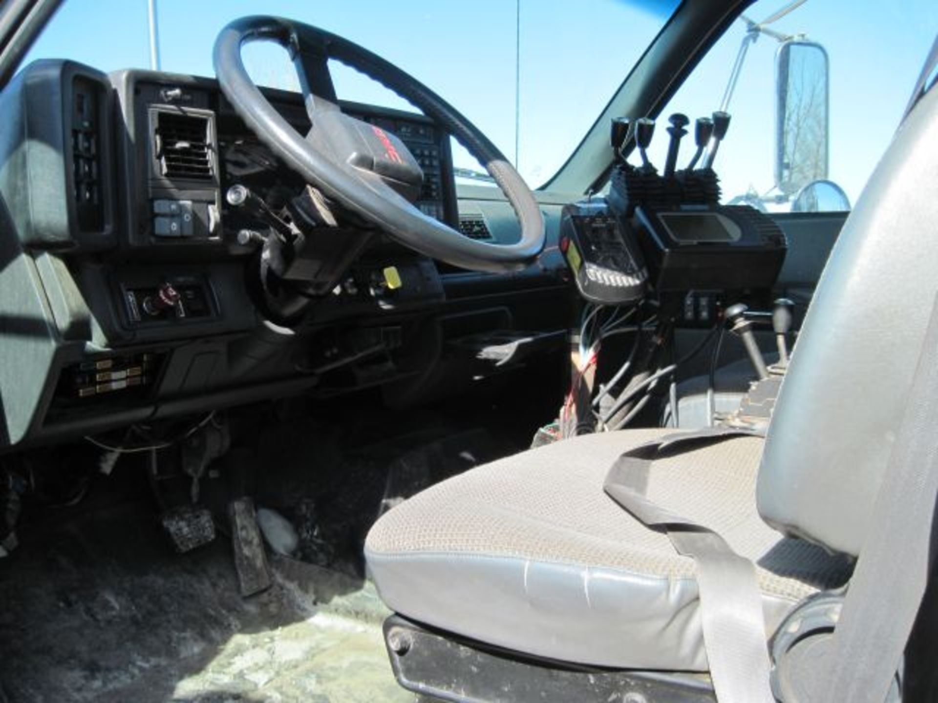 Lot 30 -  Lot# 30 2001 GMC 8500 snowplow    2001 GMC 8500 snowplow, 192,112kms , tires fair , - Image 5 of 5