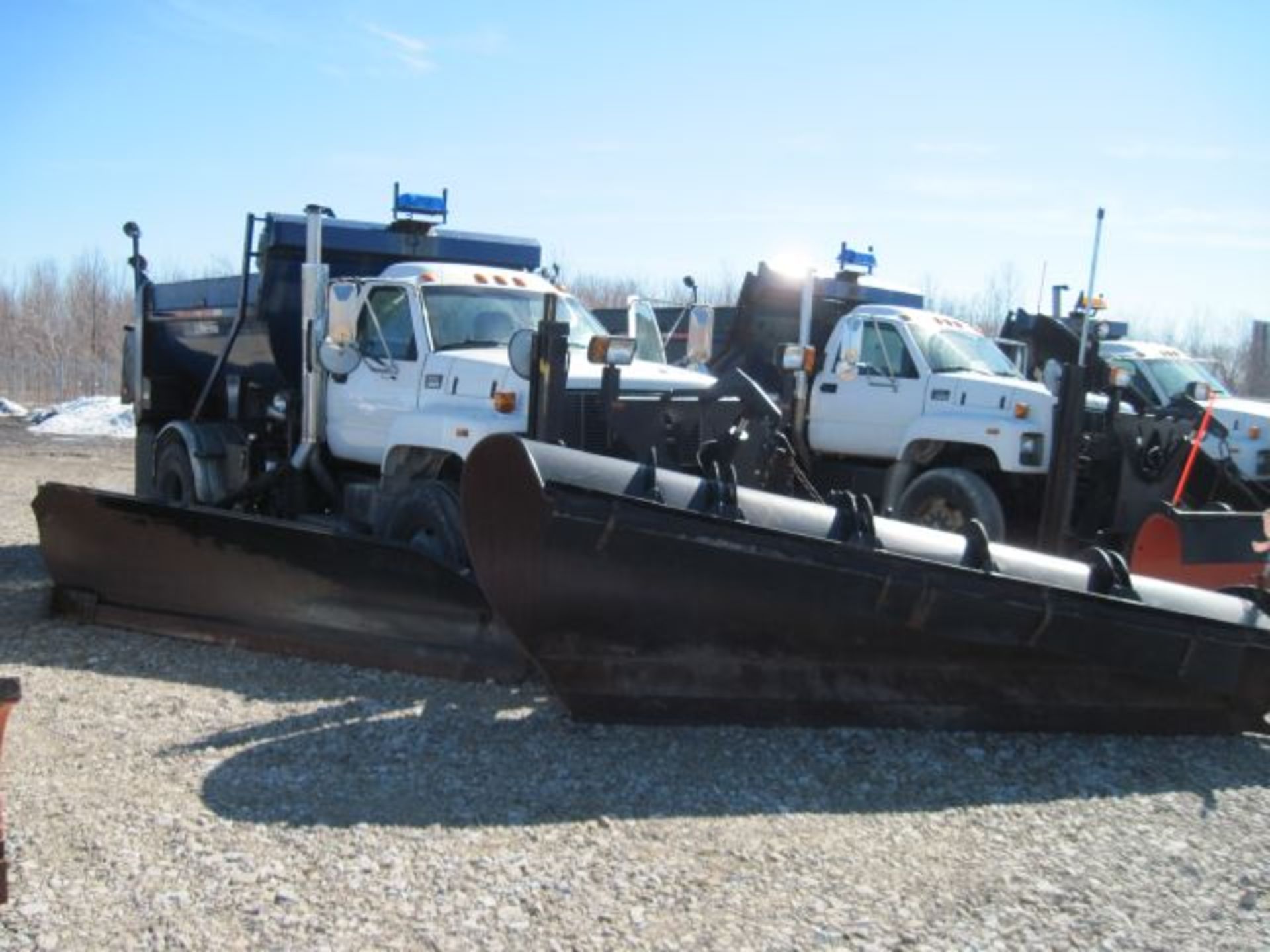 Lot 30 -  Lot# 30 2001 GMC 8500 snowplow    2001 GMC 8500 snowplow, 192,112kms , tires fair , - Image 4 of 5