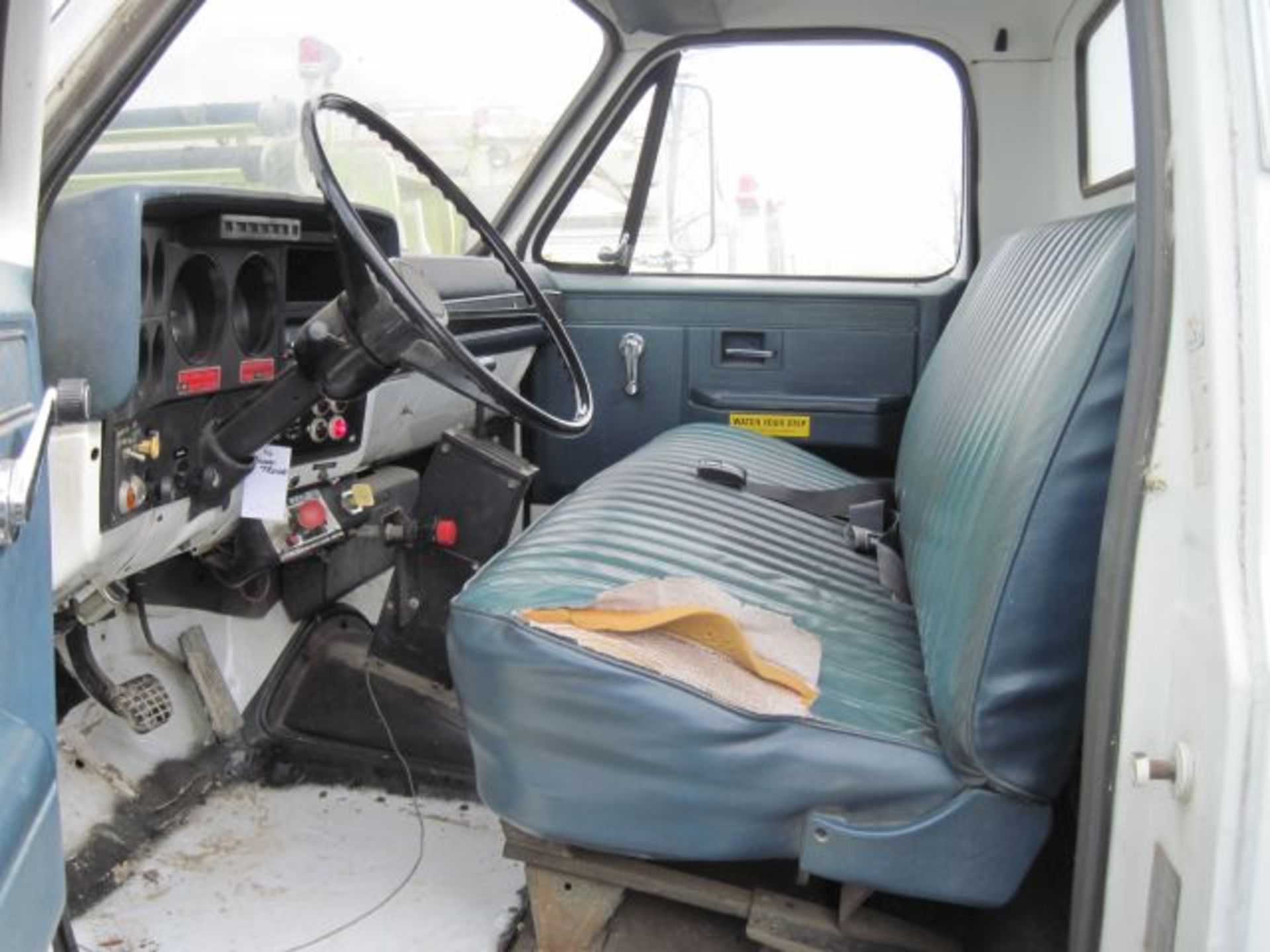 Lot# 95 1986 Chevy Boom Truck 1986 Chevy Boom Truck,25451 km,55 Foot Boom, Vin# 1GBM7D1E1GV107008 - Image 3 of 5