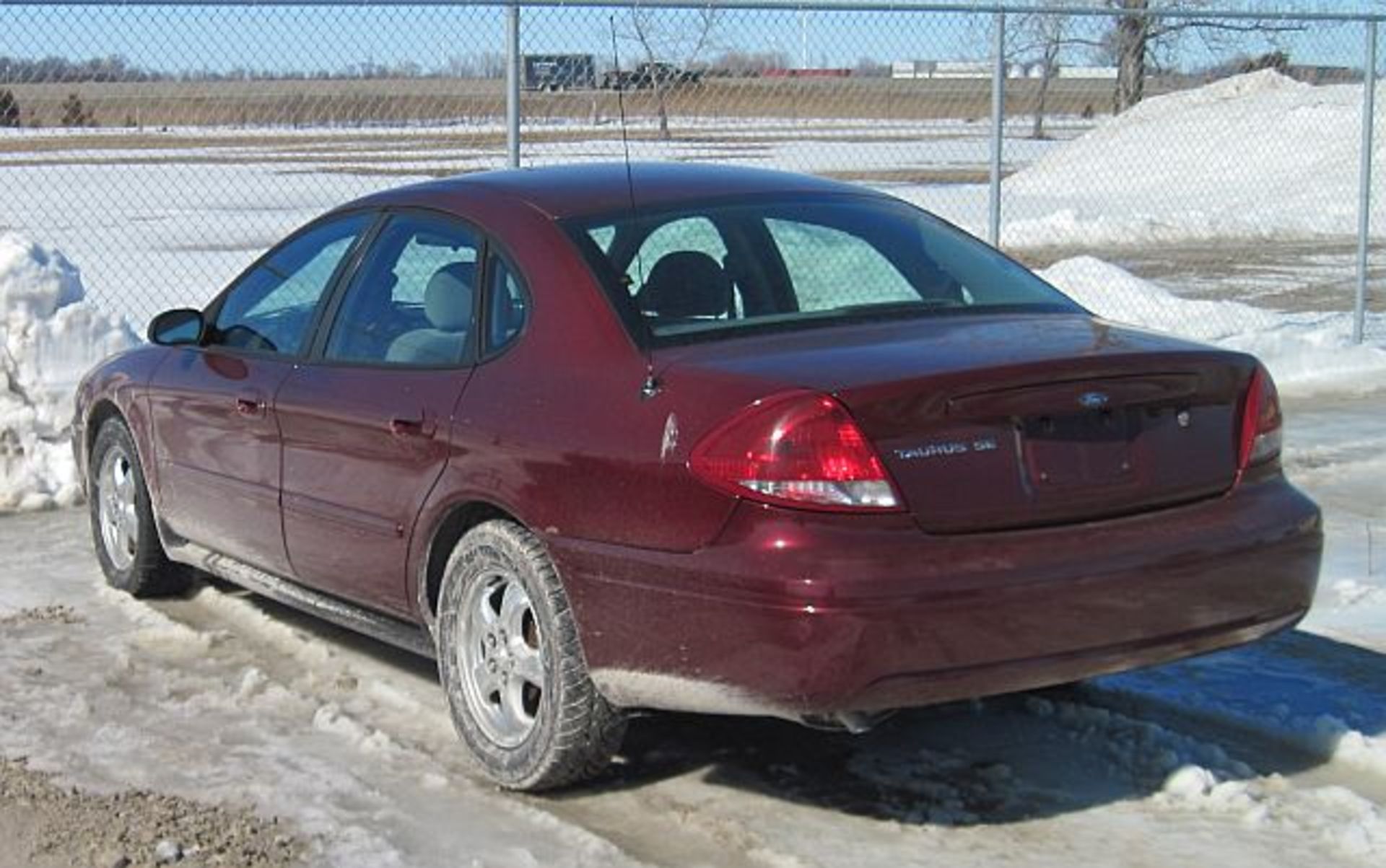 Lot 8 -  Lot# 8 2005 Dodge Caravan; 254,344km;  3.3L; powered windows and doors; tires are good 2005 - Image 4 of 6