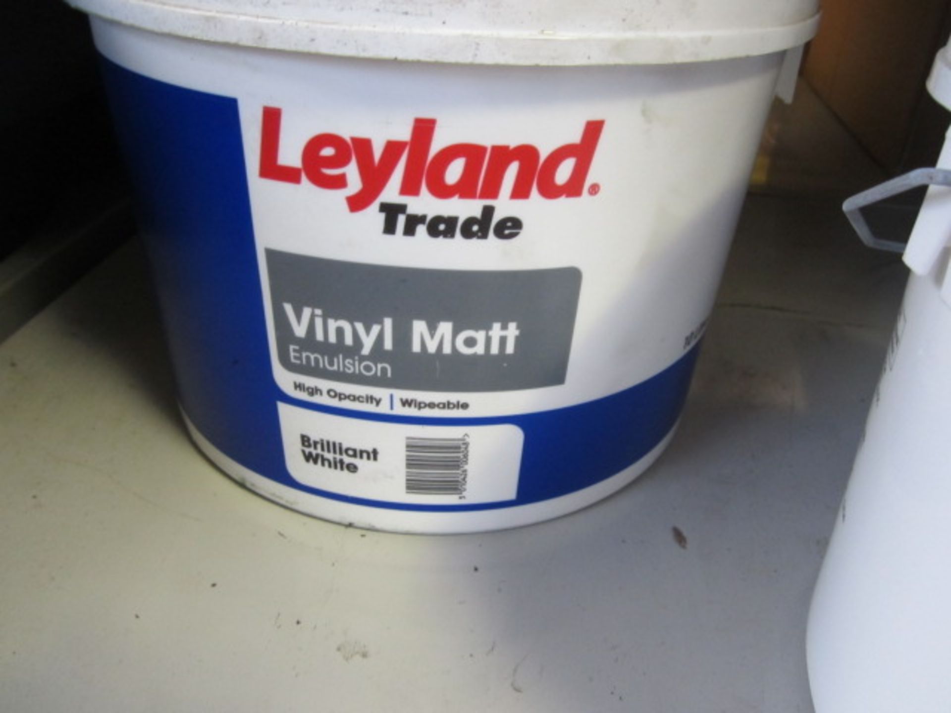Five tubs Leyland vinyl matt emulsion, brilliant white 10 litres - Image 2 of 2