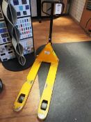 Hydraulic pallet truck (Please Note: This item is to be retained until 3.30pm on Wednesday 28th