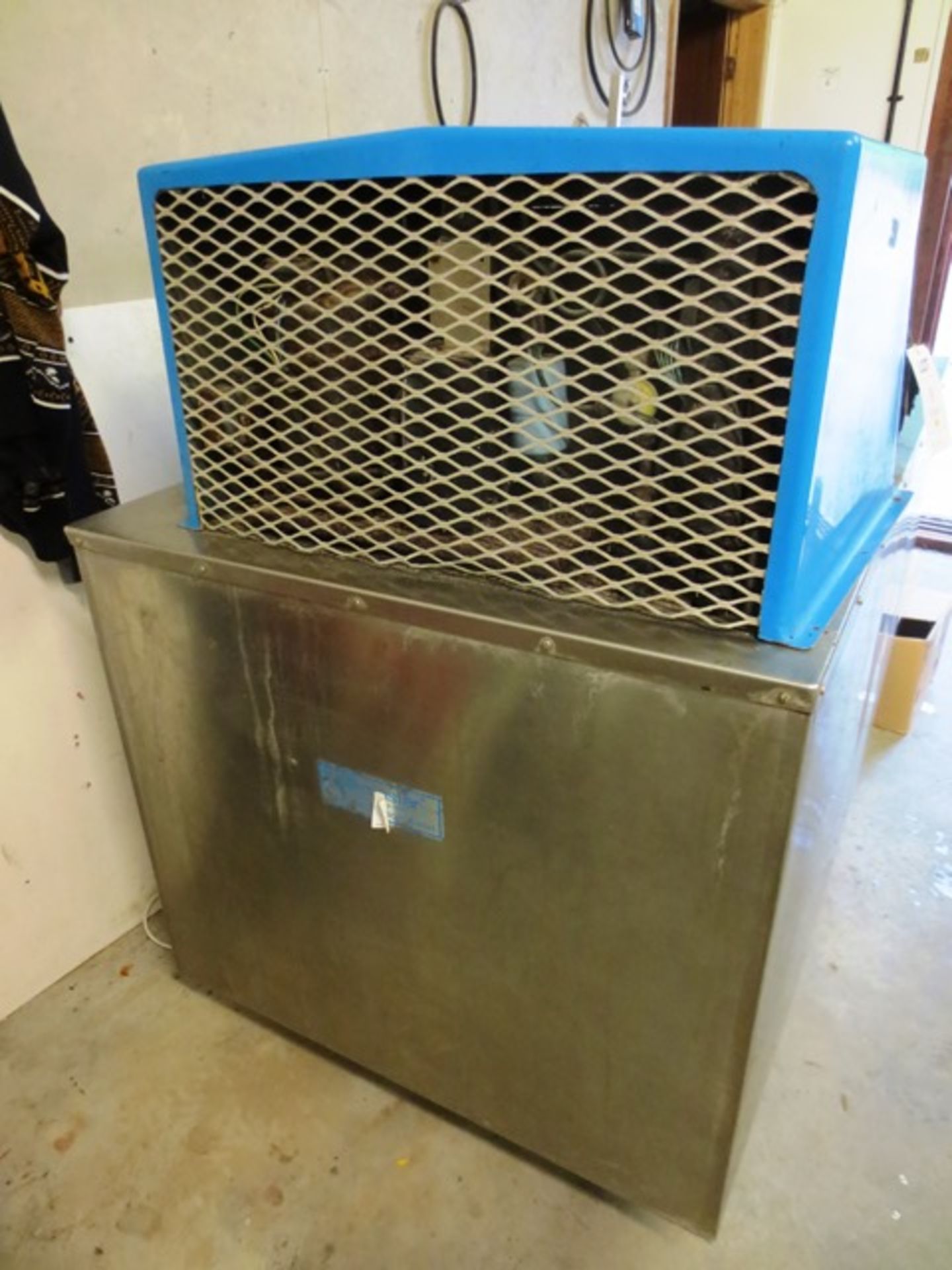 Milkmaster jacketed stainless steel rectangular milk storage tank with agitator, and MK8 compressor, - Image 2 of 5