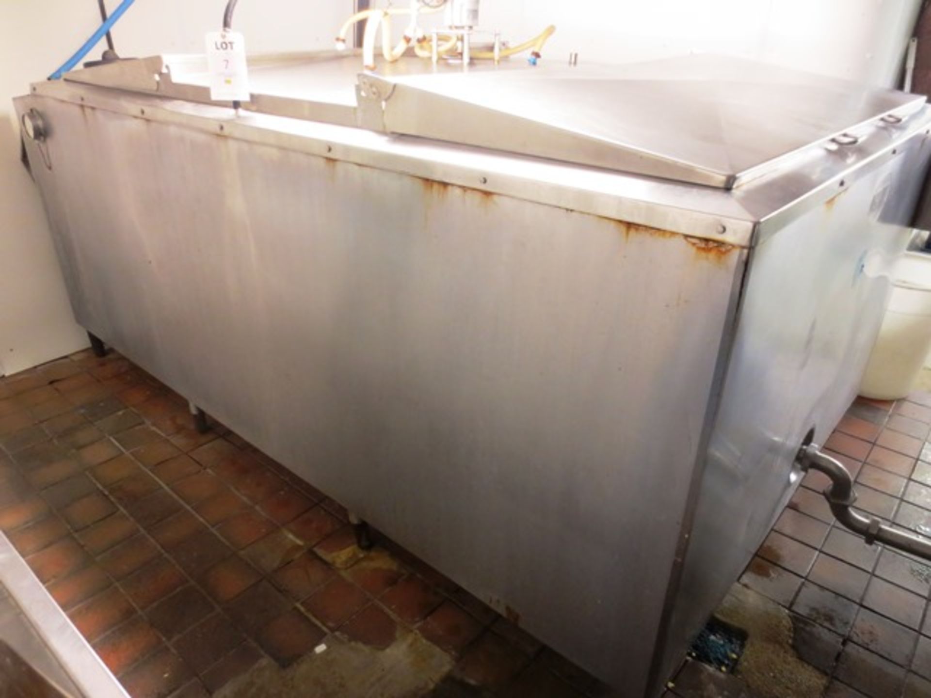 Dari-kool jacketed rectangular milk storage tank, including fitted agitator and top lids, serial no: - Image 3 of 6