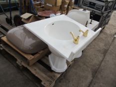 Pallet of bathroom ware, pans, cisterns & sinks