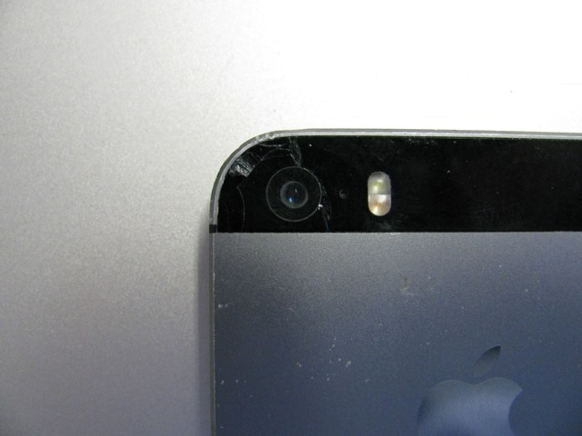 Apple iPhone 5, model A1457 mobile cell phone handset. Please note this phone has damage to the rear - Image 2 of 2