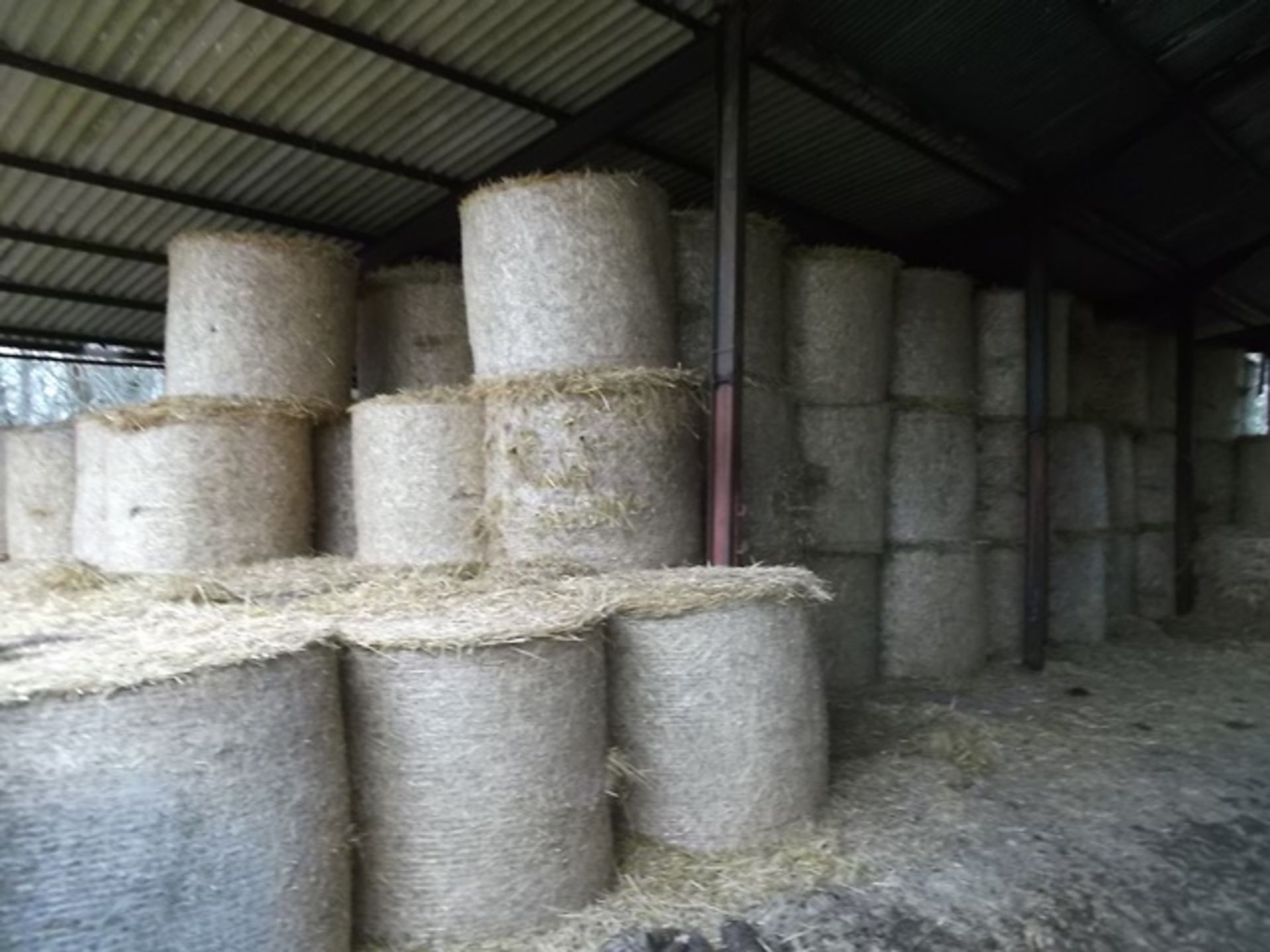 10 x 2014 harvest round bales of wheat straw. Location: Hampshire. Viewing & collection: by... - Image 3 of 3