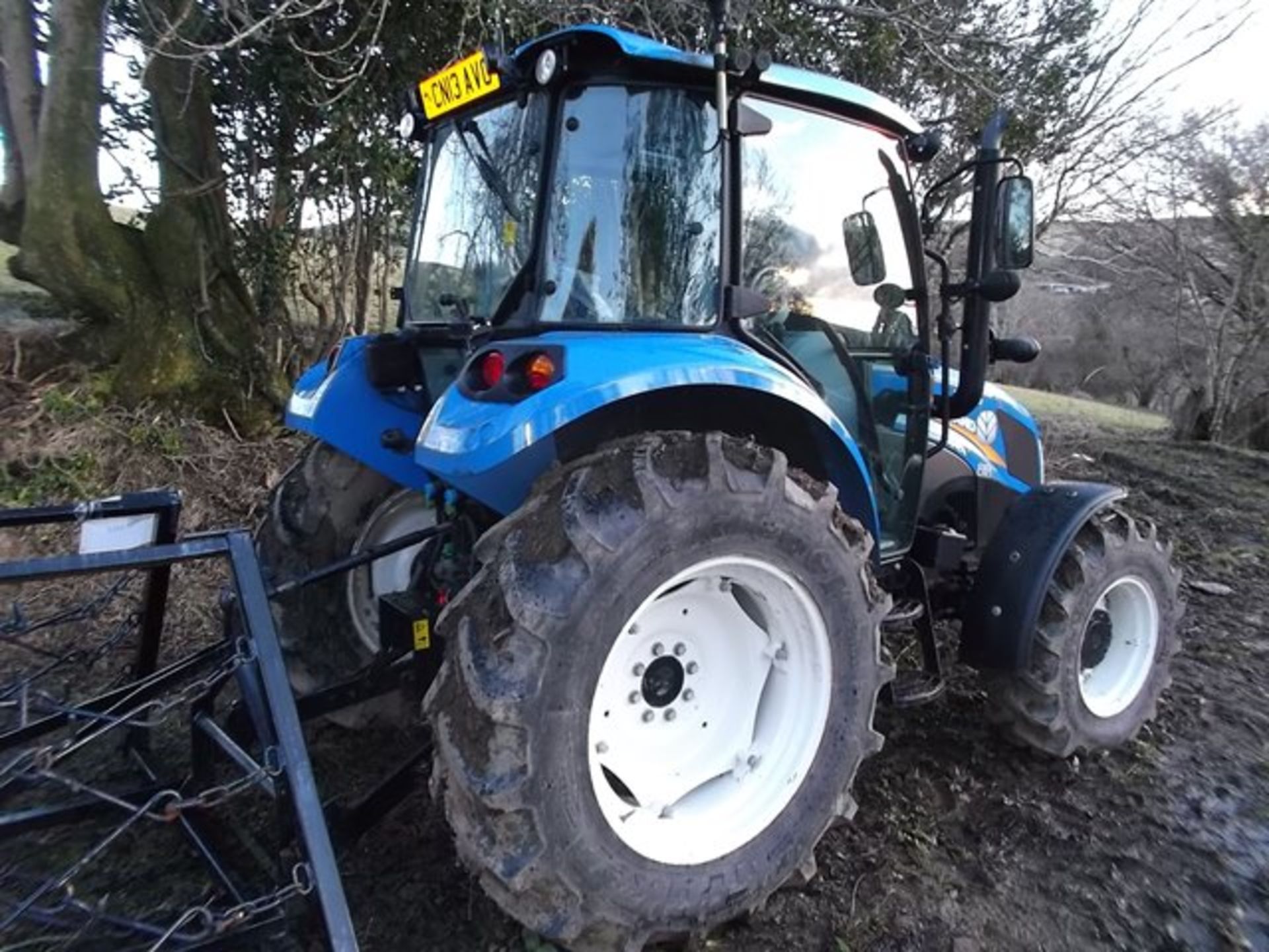 New Holland T4.75 Powerstar four wheel drive tractor with 10 x 40kg front weights, Registration... - Image 4 of 12