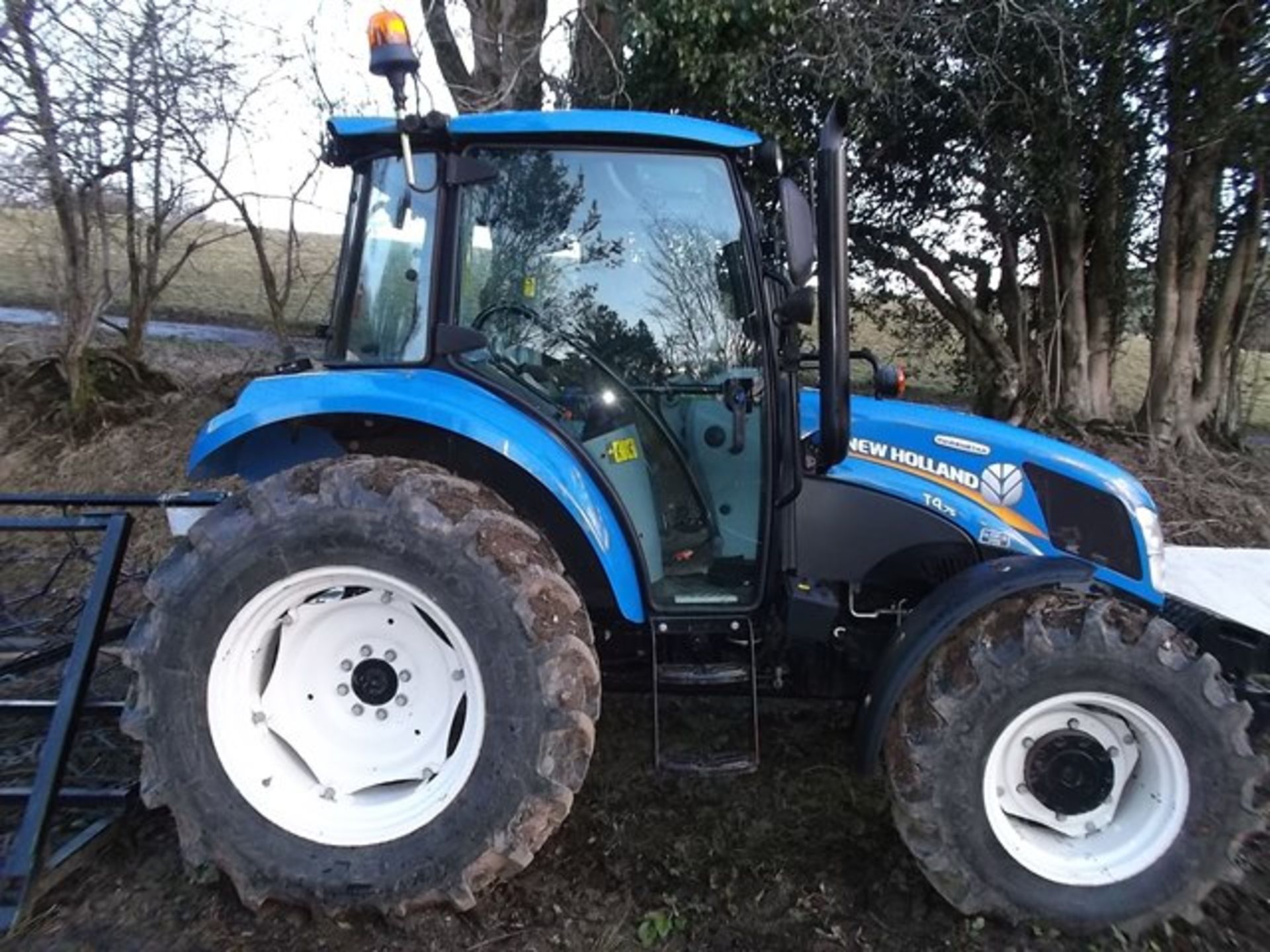 New Holland T4.75 Powerstar four wheel drive tractor with 10 x 40kg front weights, Registration... - Image 5 of 12
