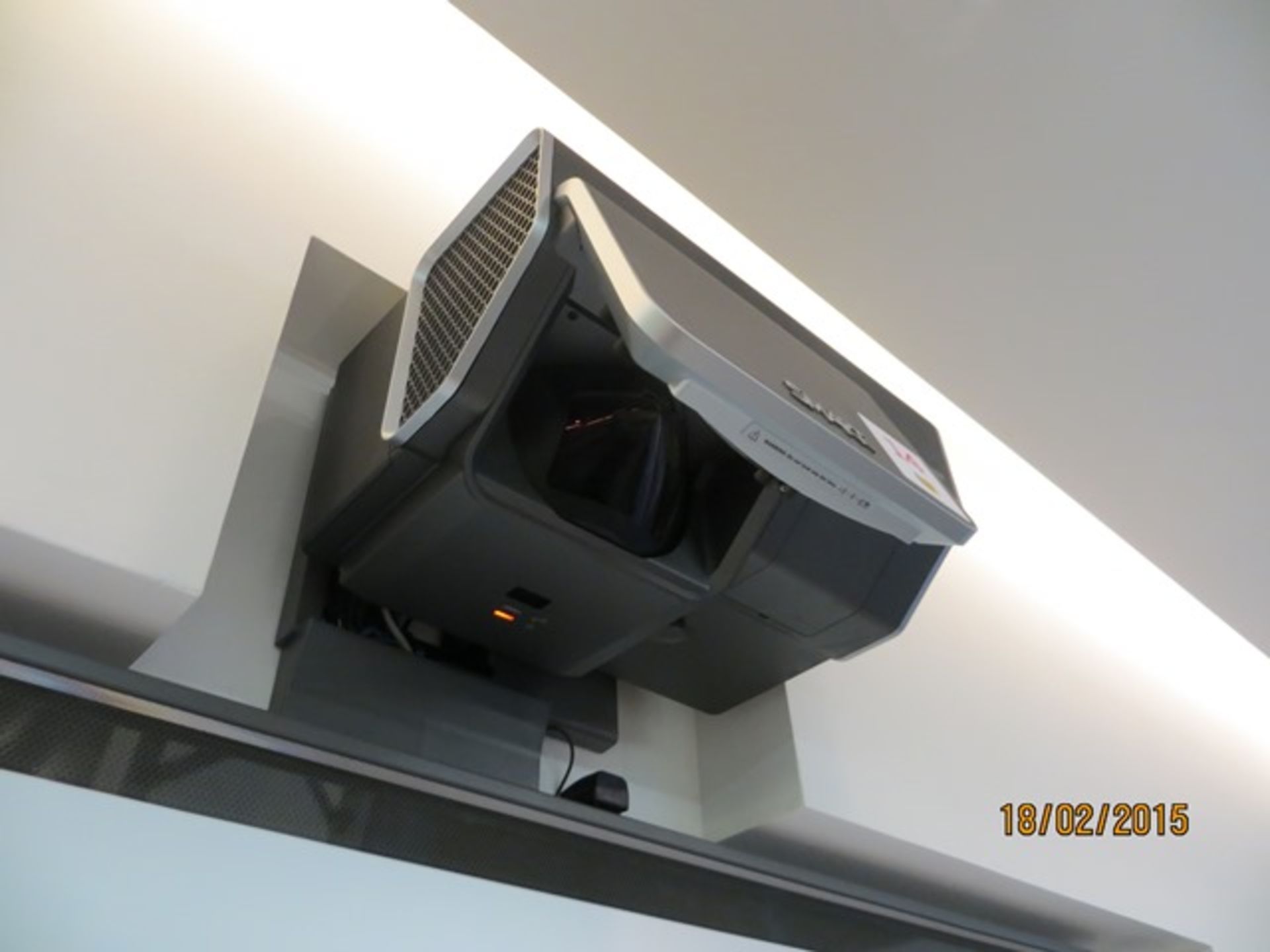 Smart board 2000mm x 1300mm DViT projection system complete with loud speakers and smart UX60 - Image 3 of 3