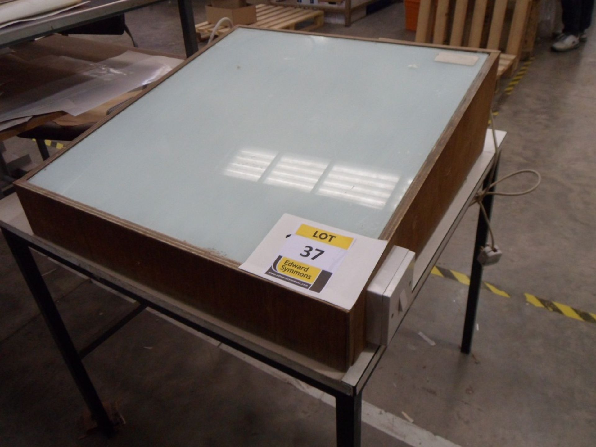 Paper Conservation light box, 24in x 25in, 240v (located at Falkirk)