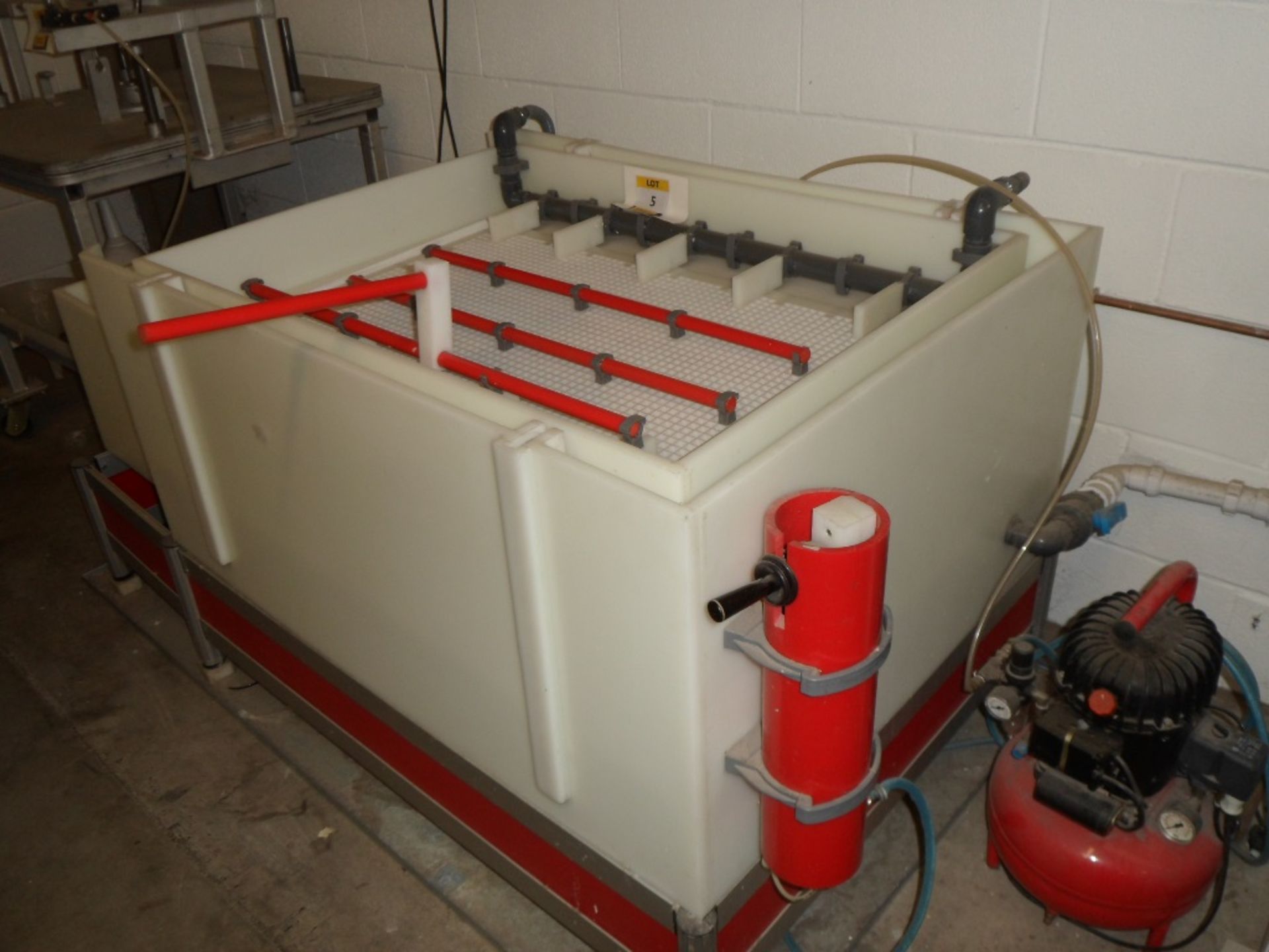 Leaf Caster Machine, main tank 36in  x 36in with 2 x submersible pumps, Leaf Caster pneumatic... - Image 2 of 9