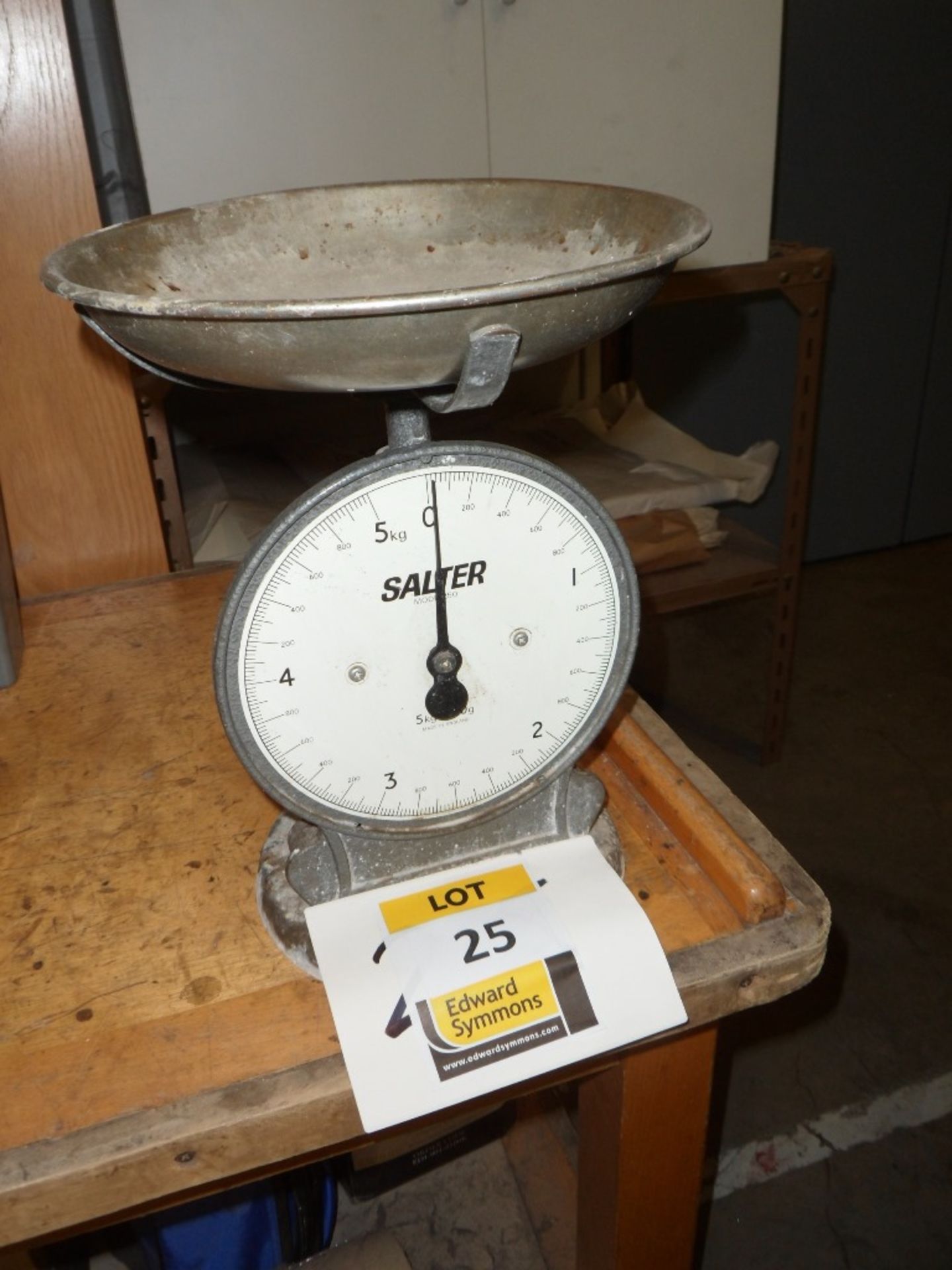 Salter 5kg dial indicating pan weighing scales (located at Falkirk)