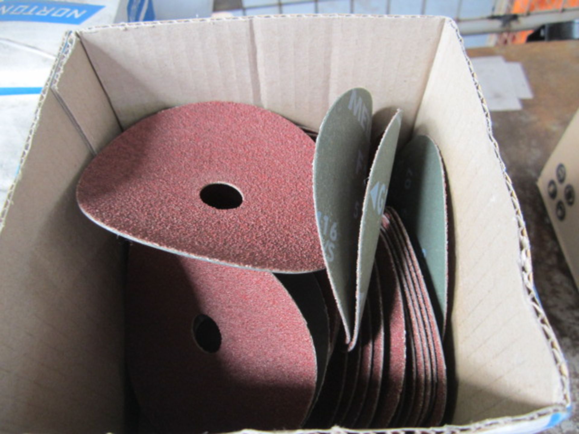 Approx. 33 boxes Norton sanding pads 100mm x 16mm - Image 5 of 5