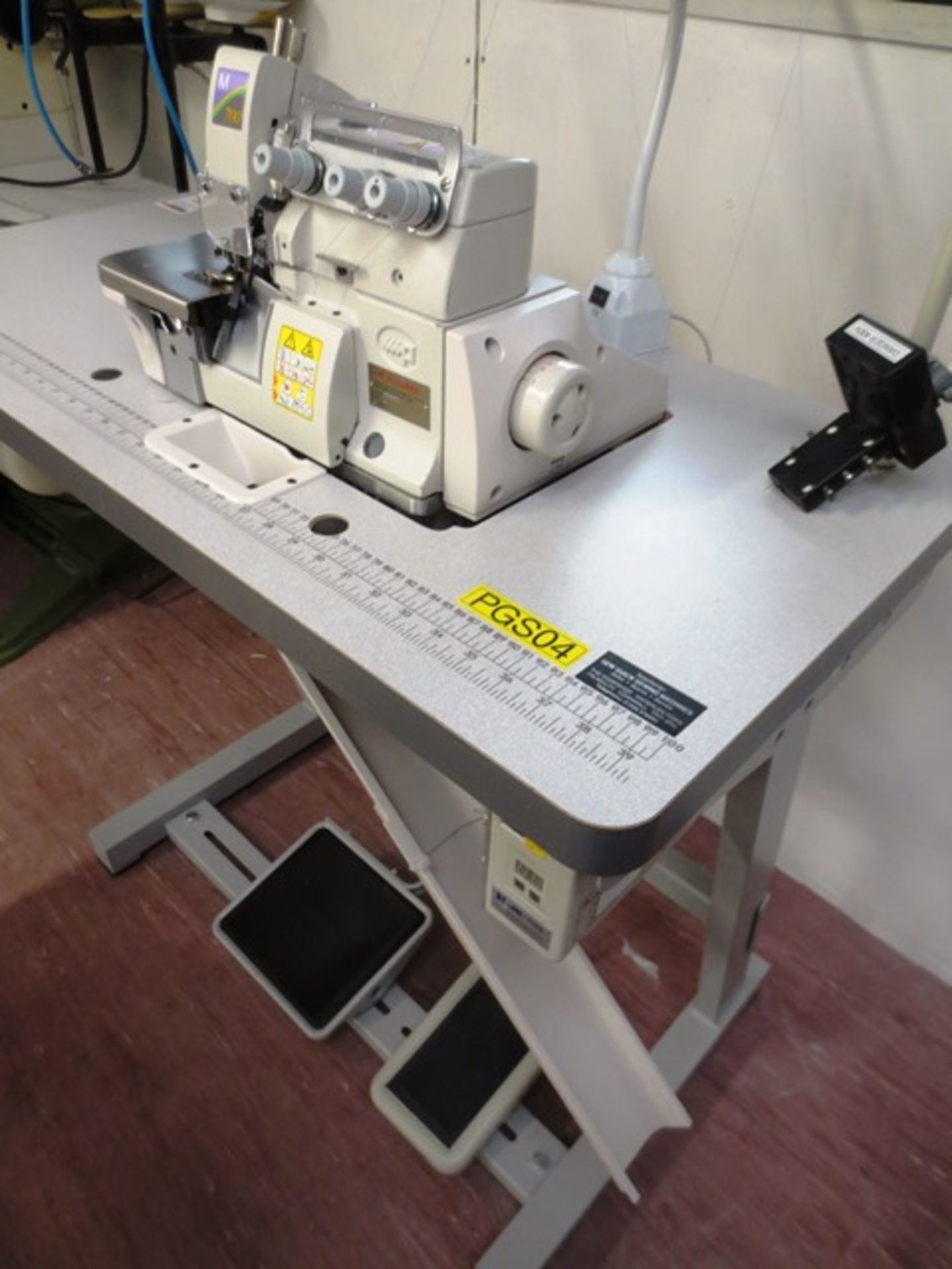 Pegasus M700 triple spool overlocker, type: M752-17, spec 4, serial no: 0490406 (2013), twin pedal - Image 5 of 5