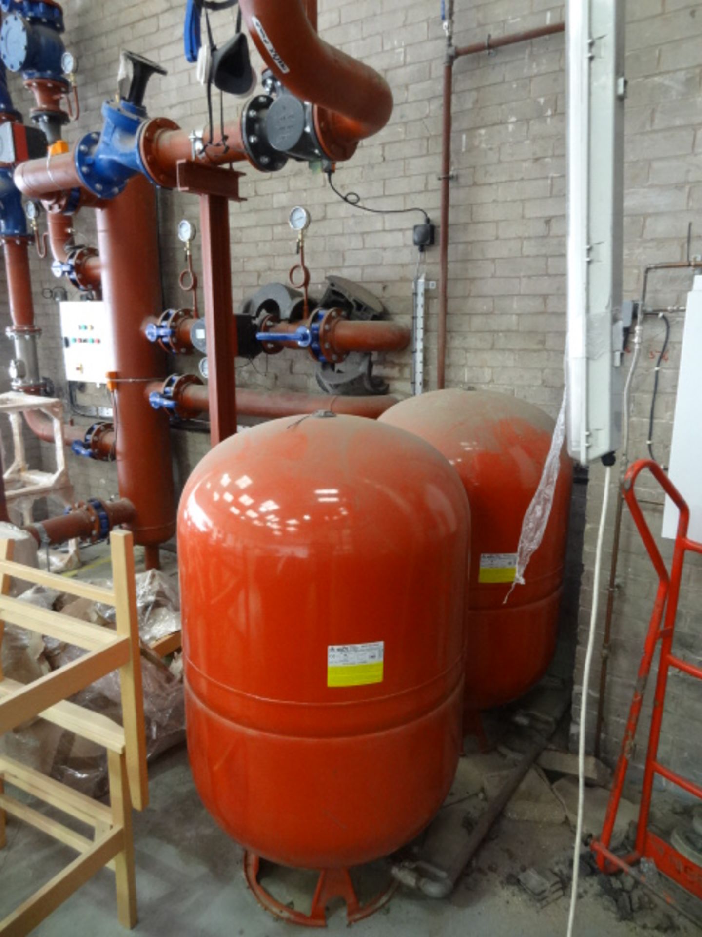 Talbott Wood Waste Hot Water Boiler, with flue, ash cart, water pasteuriser, 2-circulation pumps... - Image 4 of 6