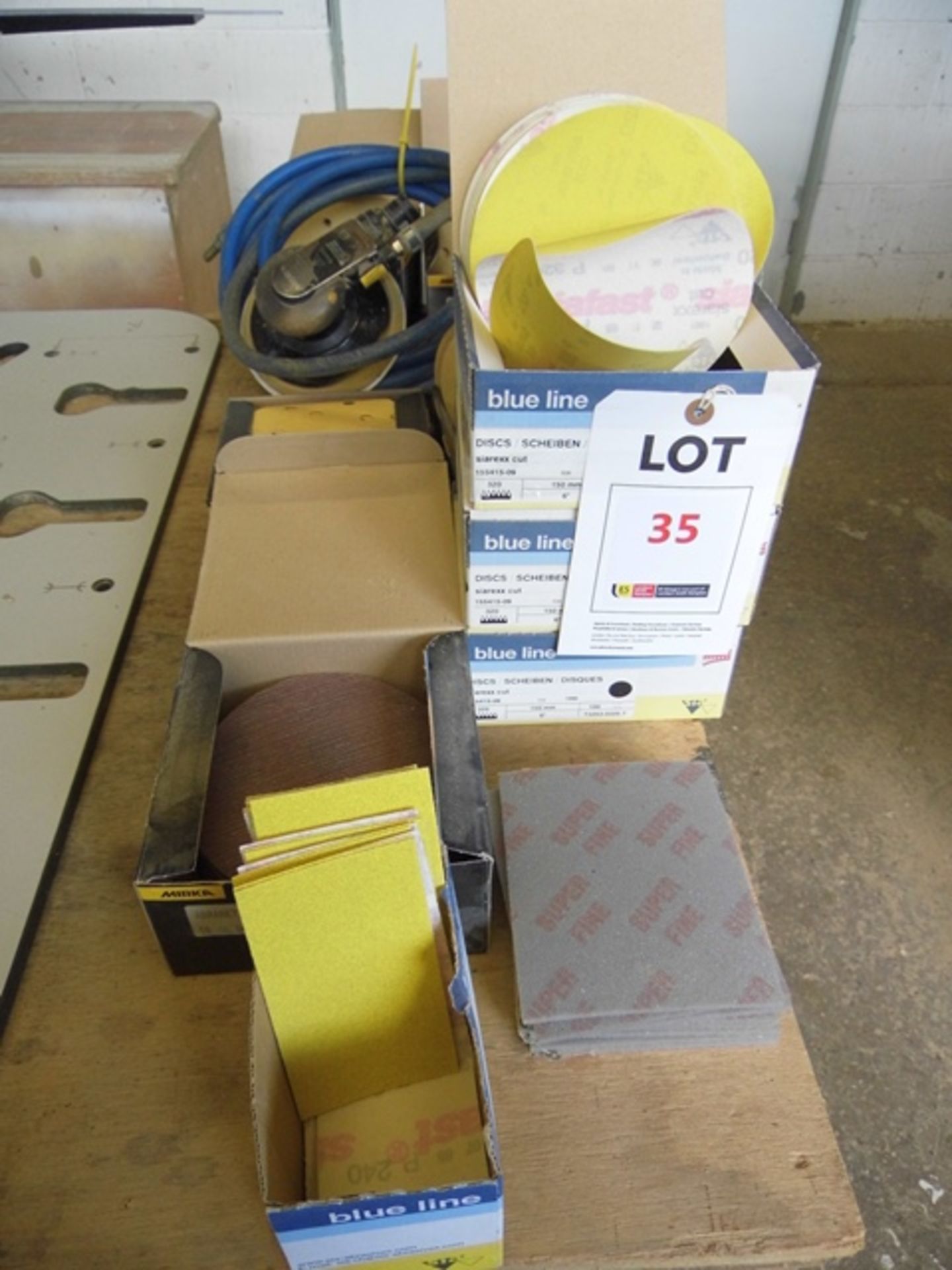 Mirka 6" pneumatic pad sander with two boxes of assorted sanding discs - Image 2 of 2