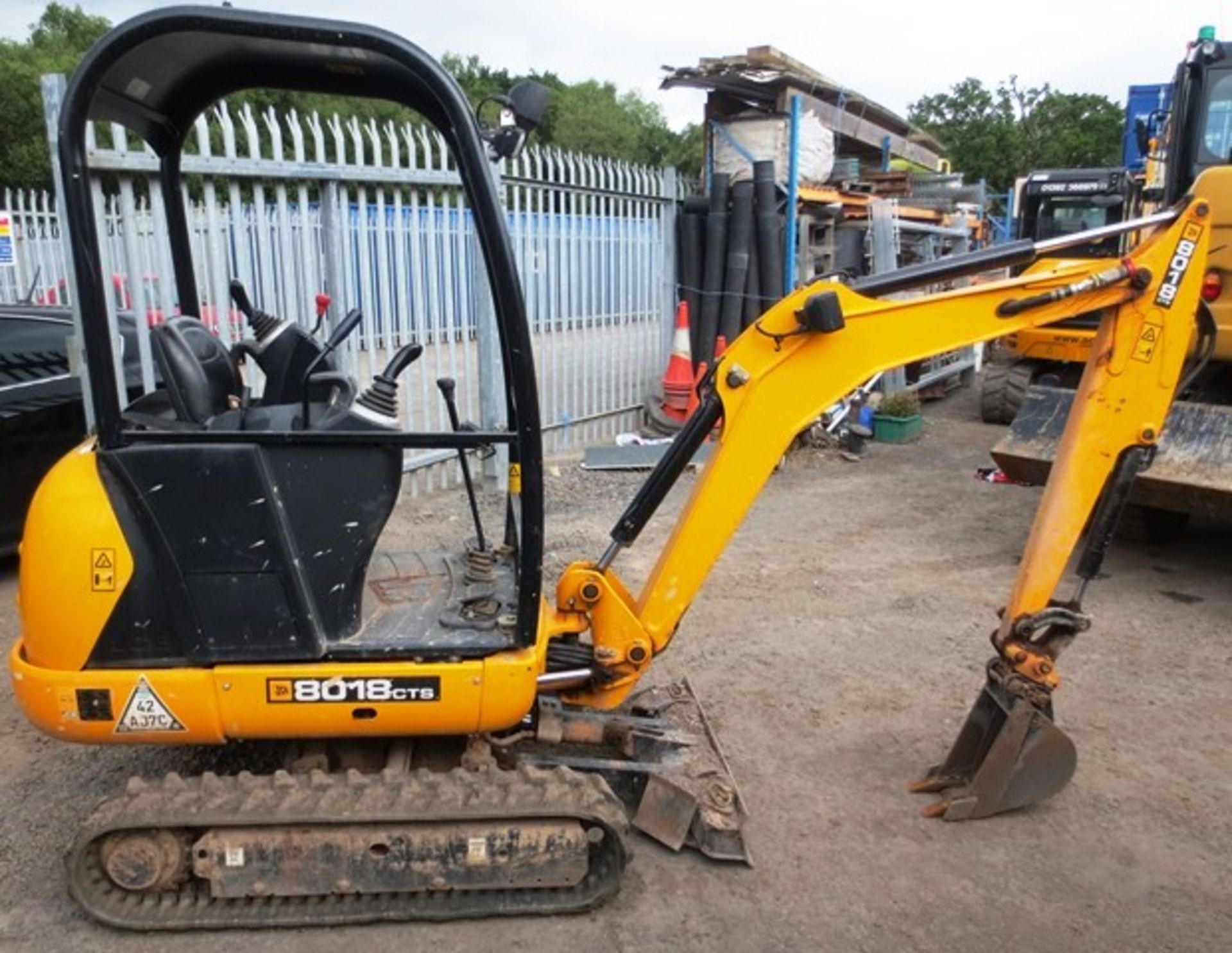 JCB 8018CTS rubber tracked mini hydraulic excavator with front dozer, product ID No: - Image 4 of 13