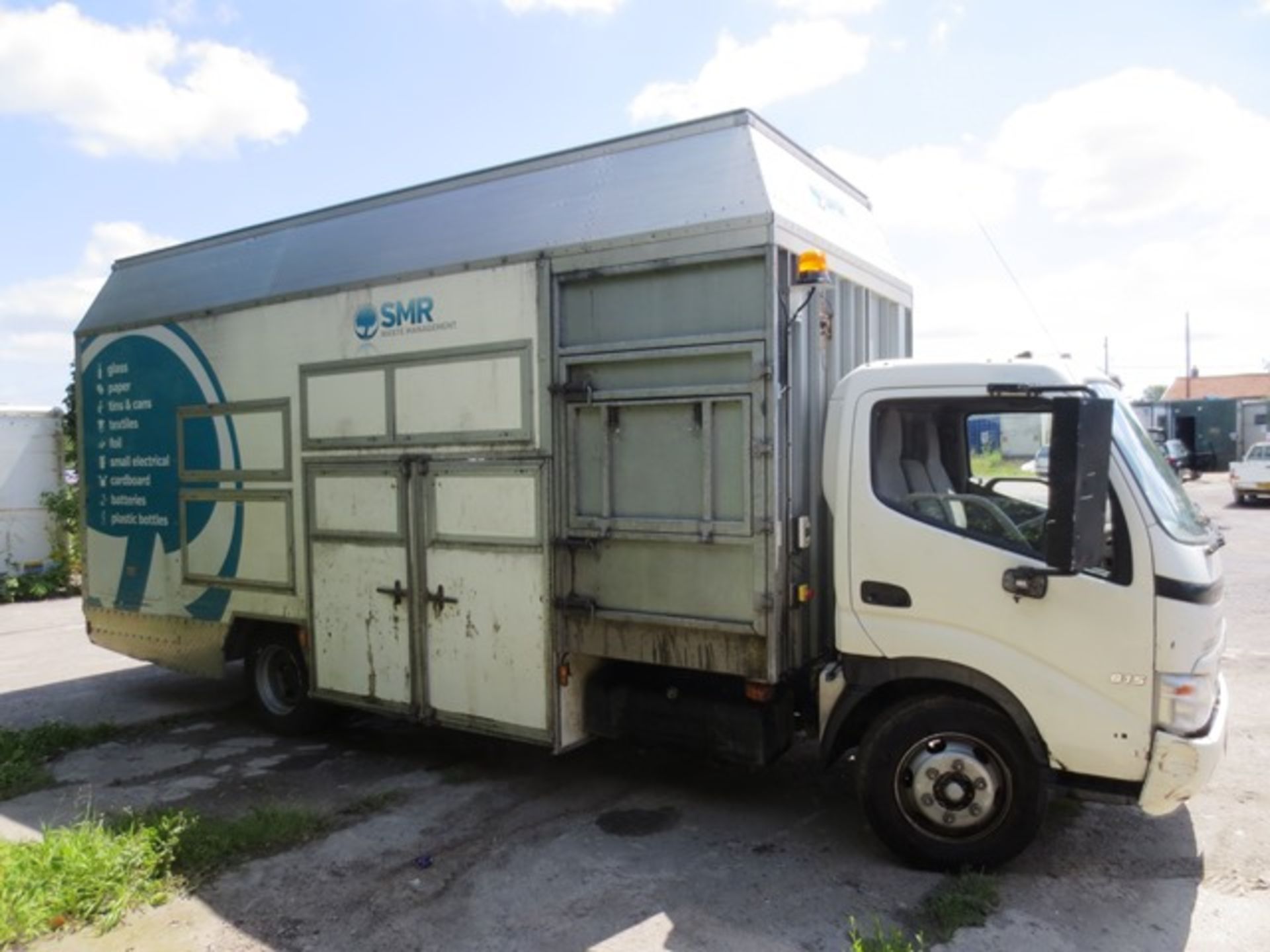 Hino 300 kerbside recycling truck, fitted Trucksmith body, with integrated compactor, reg no: WA62 - Image 2 of 14