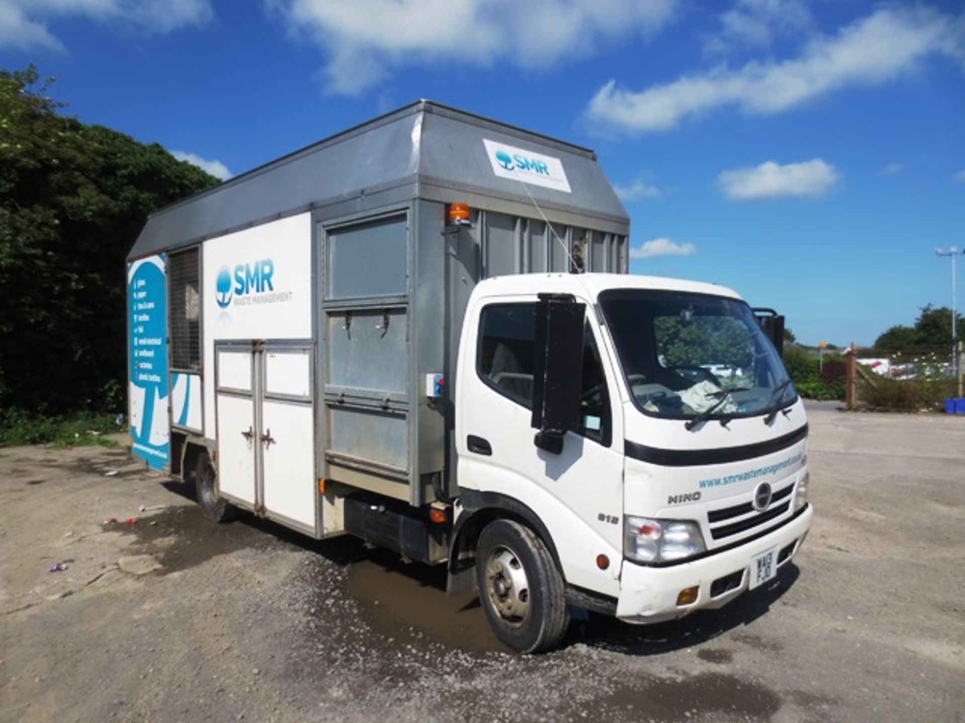 Hino 300 815 kerbside recycling tuck, fitted Trucksmith body, 5.5m approx length, with integrated - Image 9 of 14