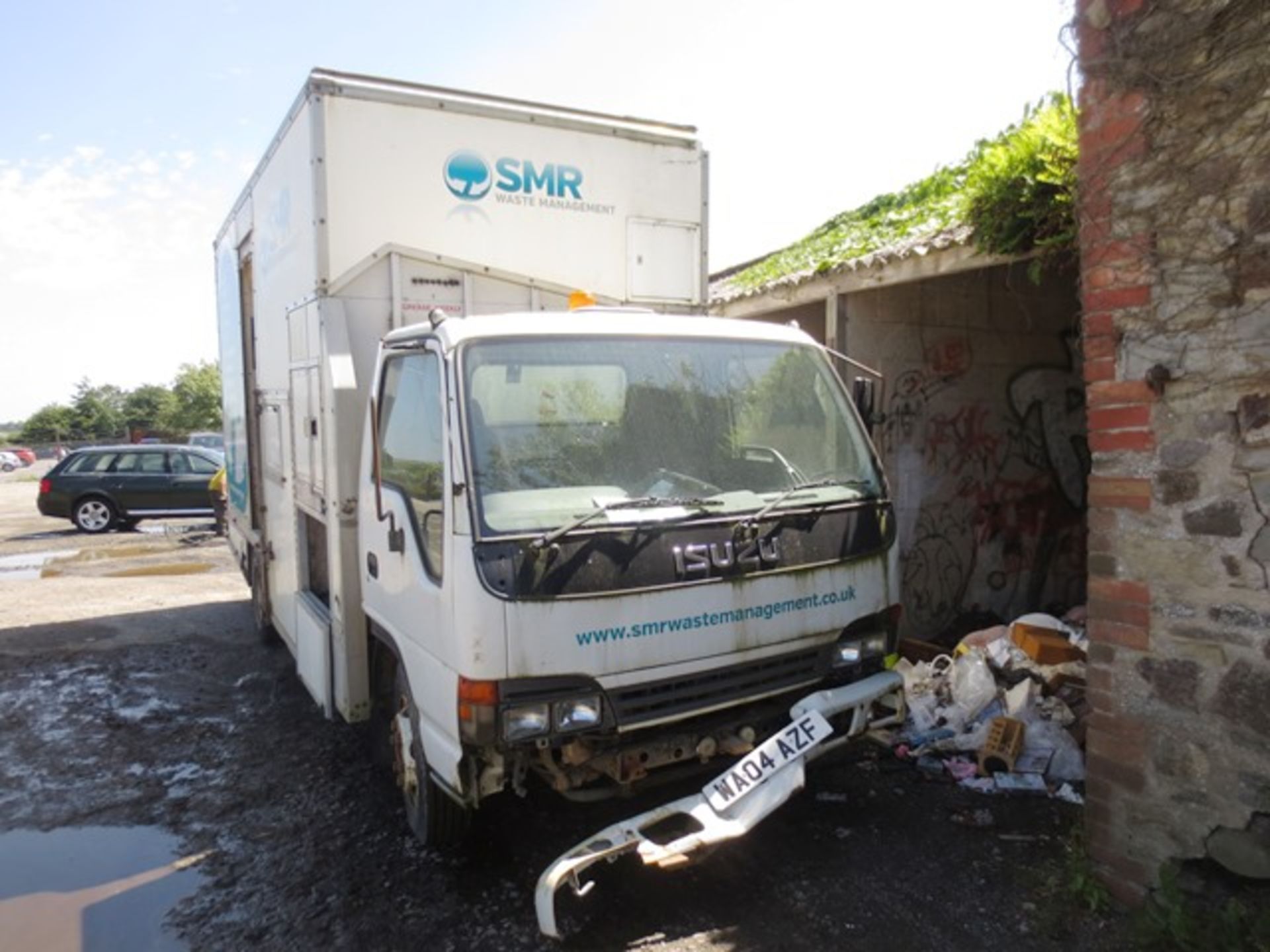 Isuzu kerbside recycling truck, reg no: WA04 AZF (2004), MOT not valid, will require removal by - Image 4 of 8