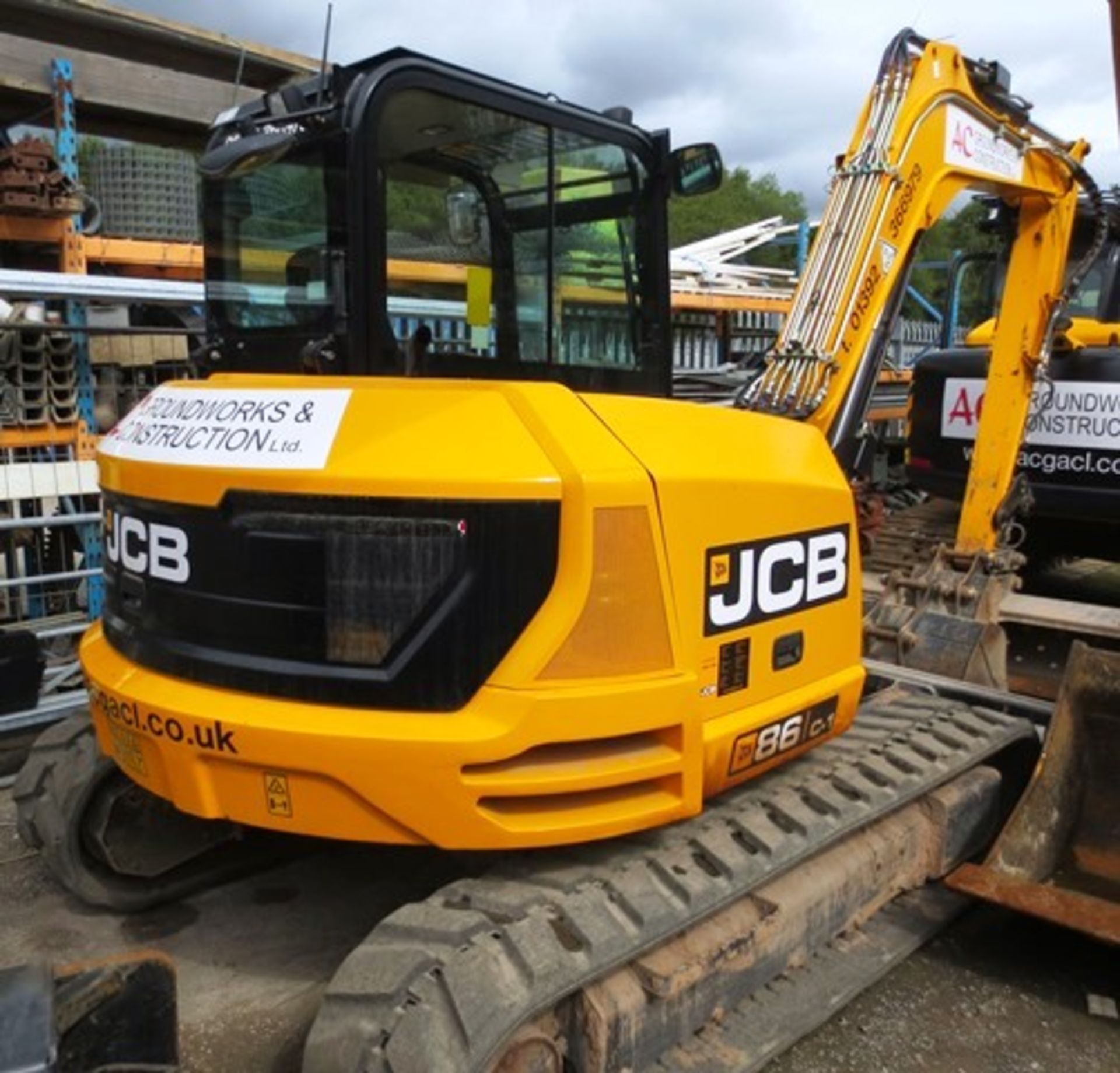 JCB 86C-1 rubber tracked midi hydraulic excavator with front dozer, product ID No: JCB086C1A02249723 - Image 7 of 19