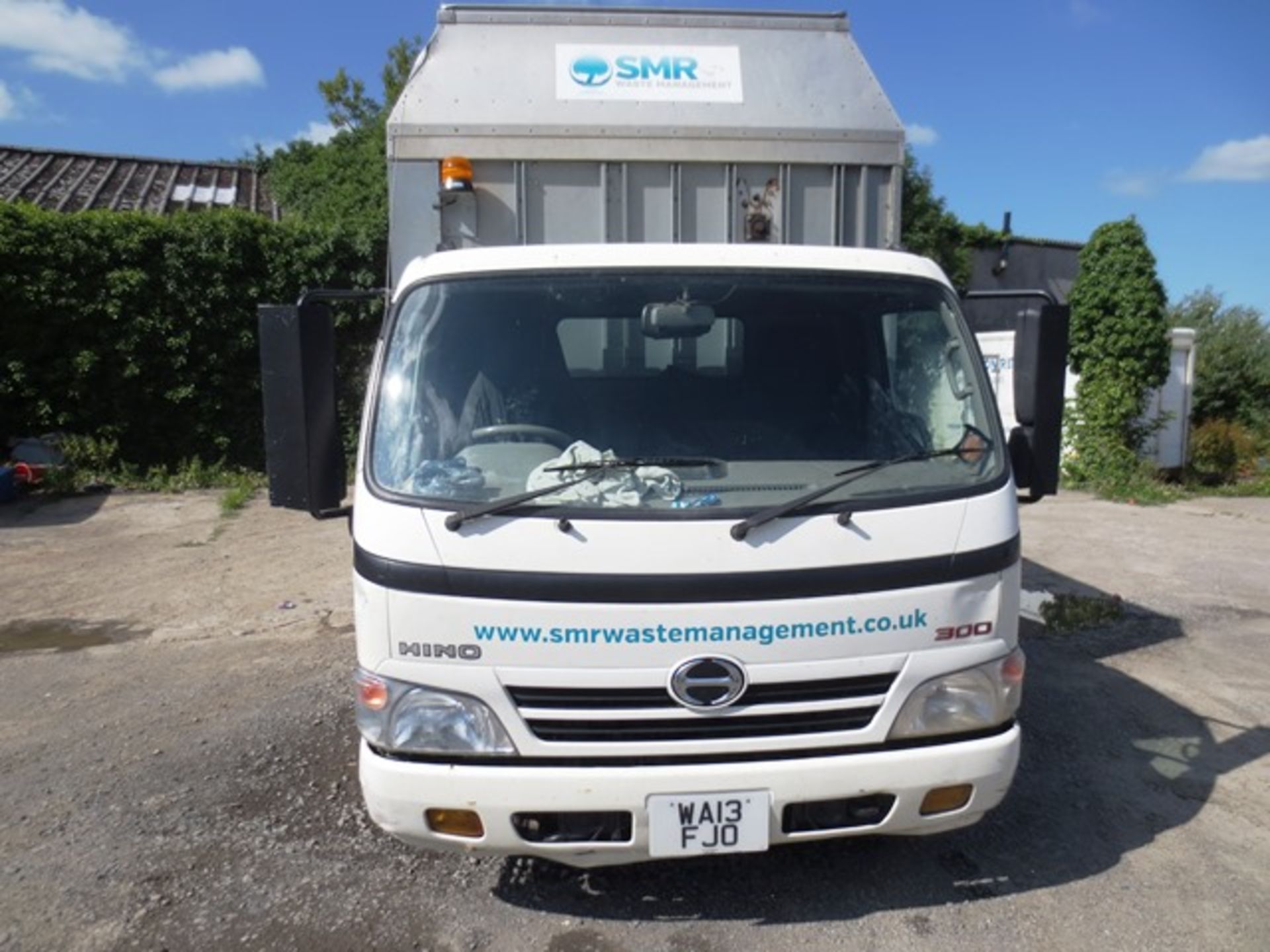 Hino 300 815 kerbside recycling tuck, fitted Trucksmith body, 5.5m approx length, with integrated - Image 5 of 14