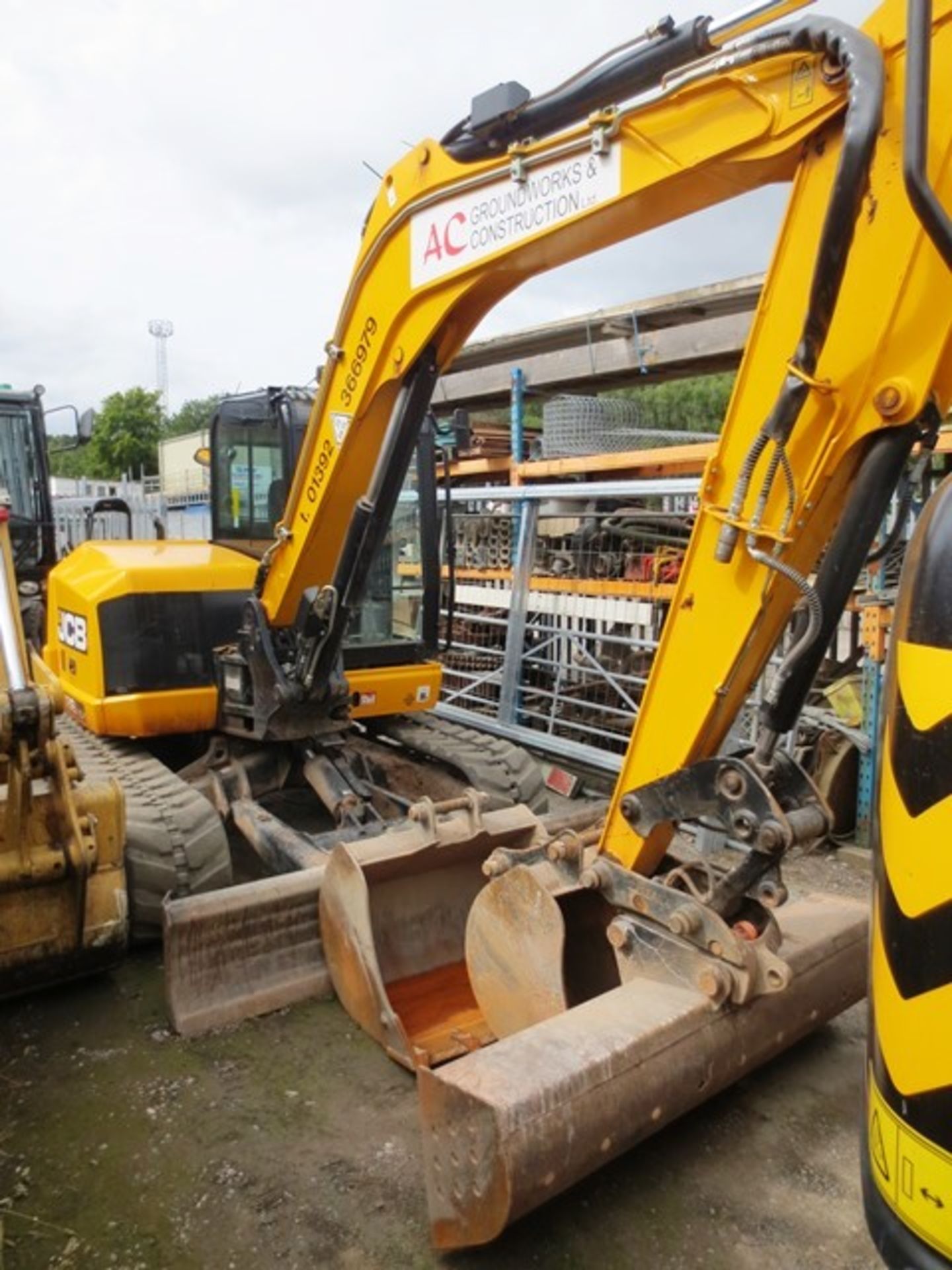 JCB 86C-1 rubber tracked midi hydraulic excavator with front dozer, product ID No: JCB086C1A02249723 - Image 3 of 19