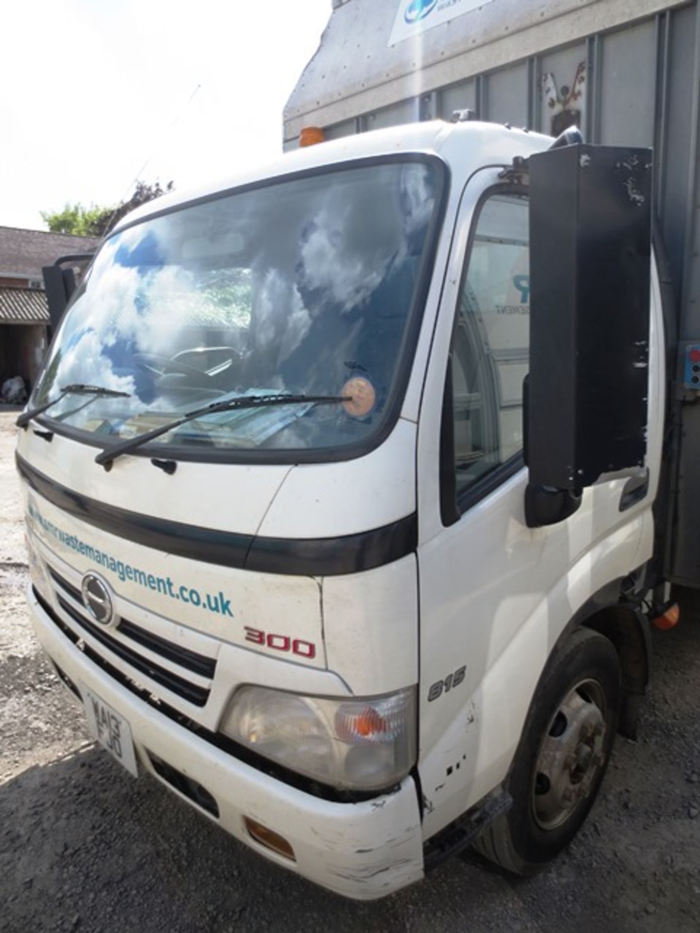 Hino 300 815 kerbside recycling tuck, fitted Trucksmith body, 5.5m approx length, with integrated - Image 3 of 14