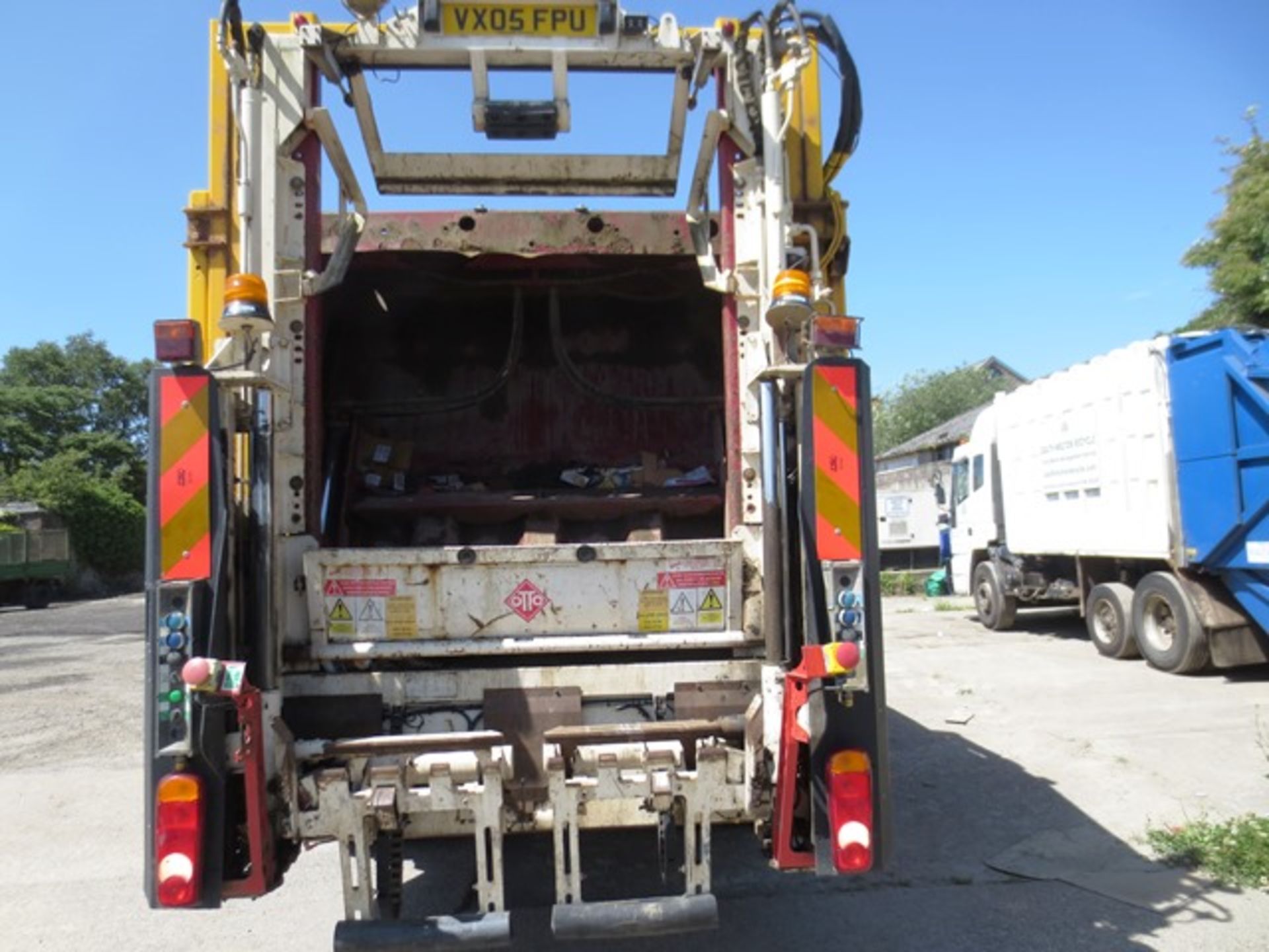 Dennis Elite 26 ton refuse collection vehicle, fitted Dennis Eagle body, type PHZ23W, serial no. - Image 9 of 25