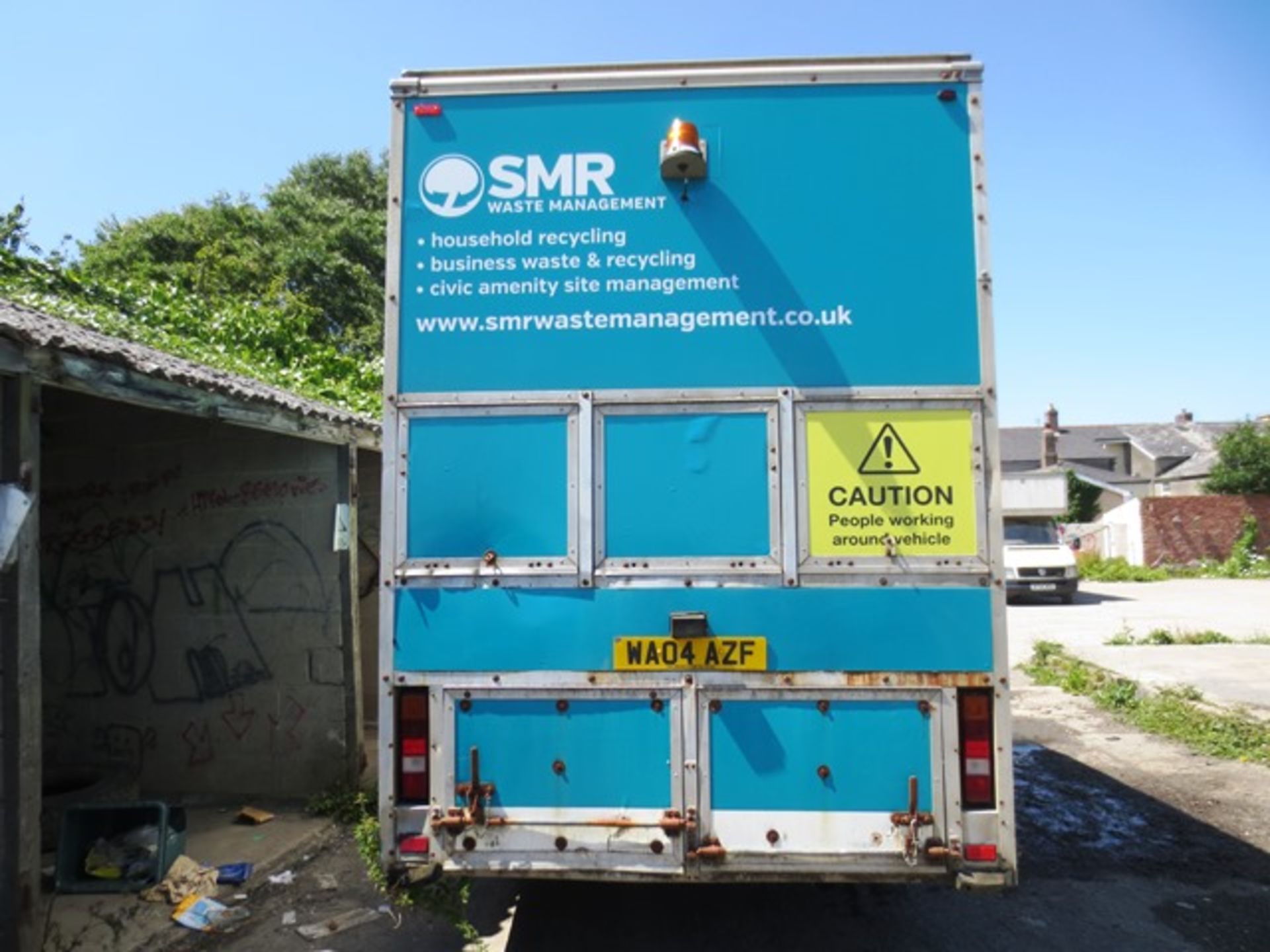 Isuzu kerbside recycling truck, reg no: WA04 AZF (2004), MOT not valid, will require removal by - Image 2 of 8