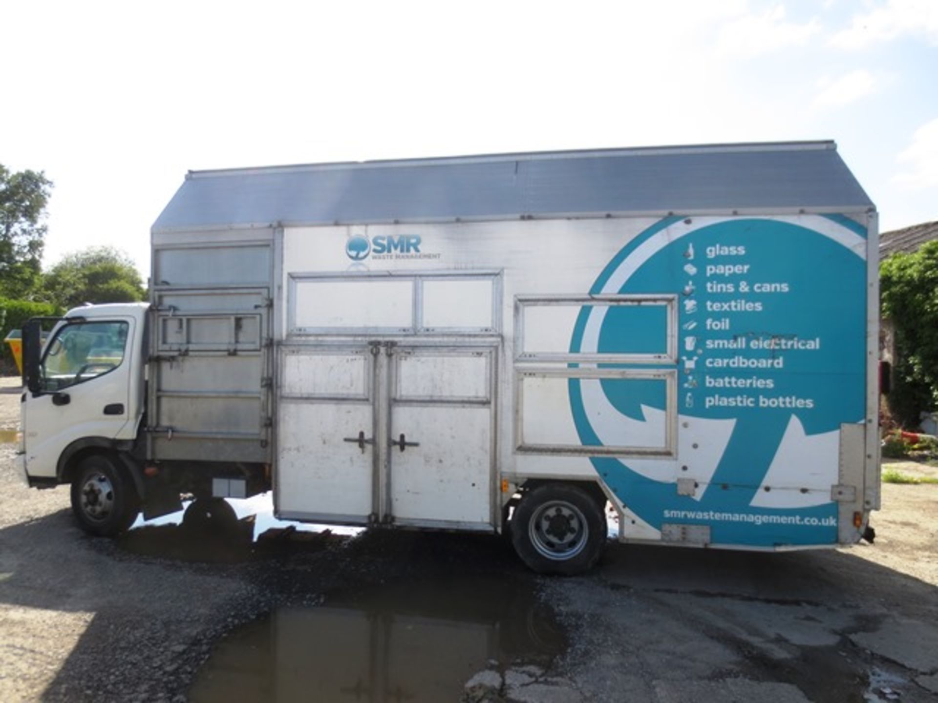 Hino 300 815 kerbside recycling tuck, fitted Trucksmith body, 5.5m approx length, with integrated - Image 6 of 14