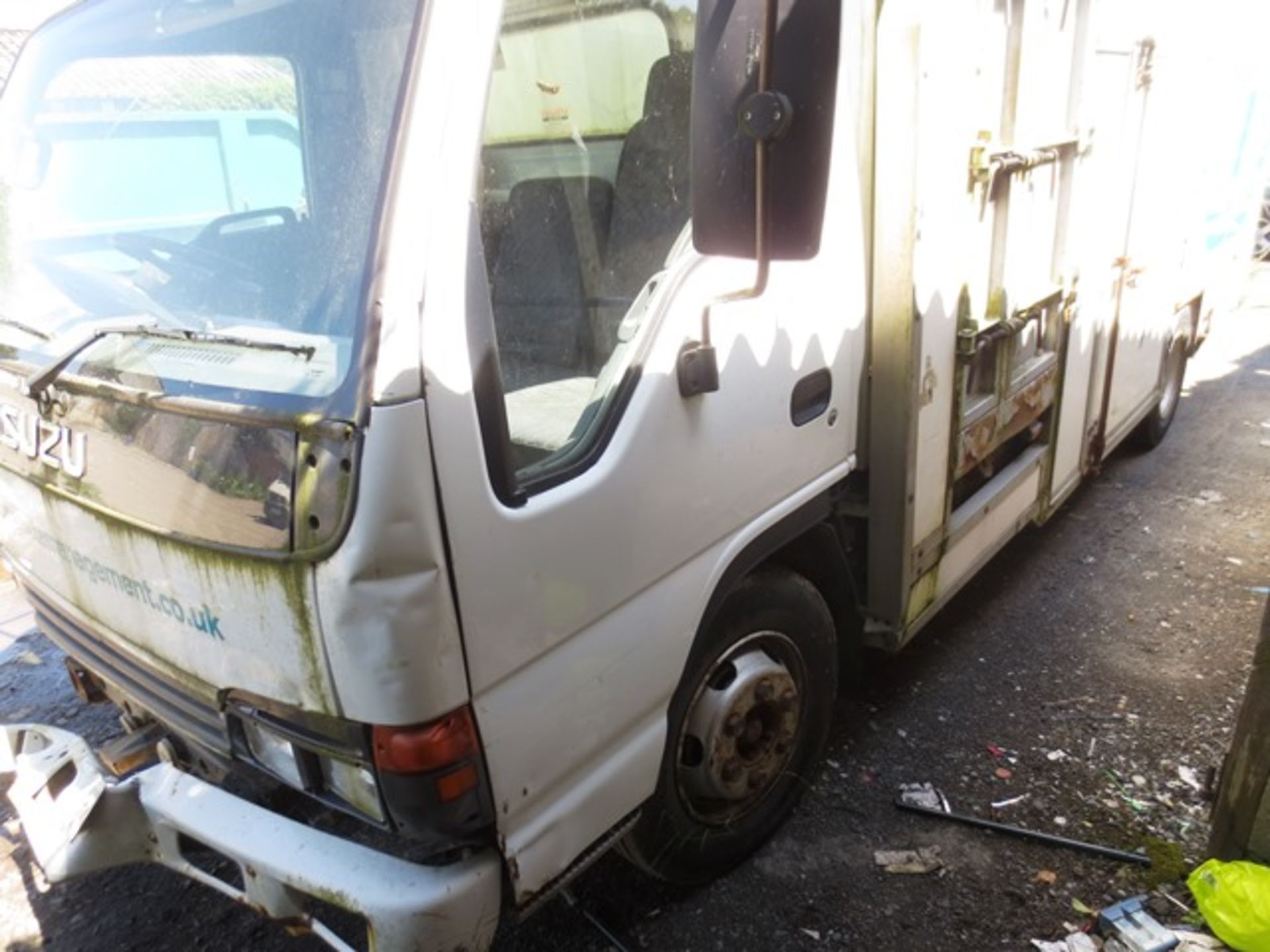 Isuzu kerbside recycling truck, reg no: WA04 AZF (2004), MOT not valid, will require removal by - Image 5 of 8