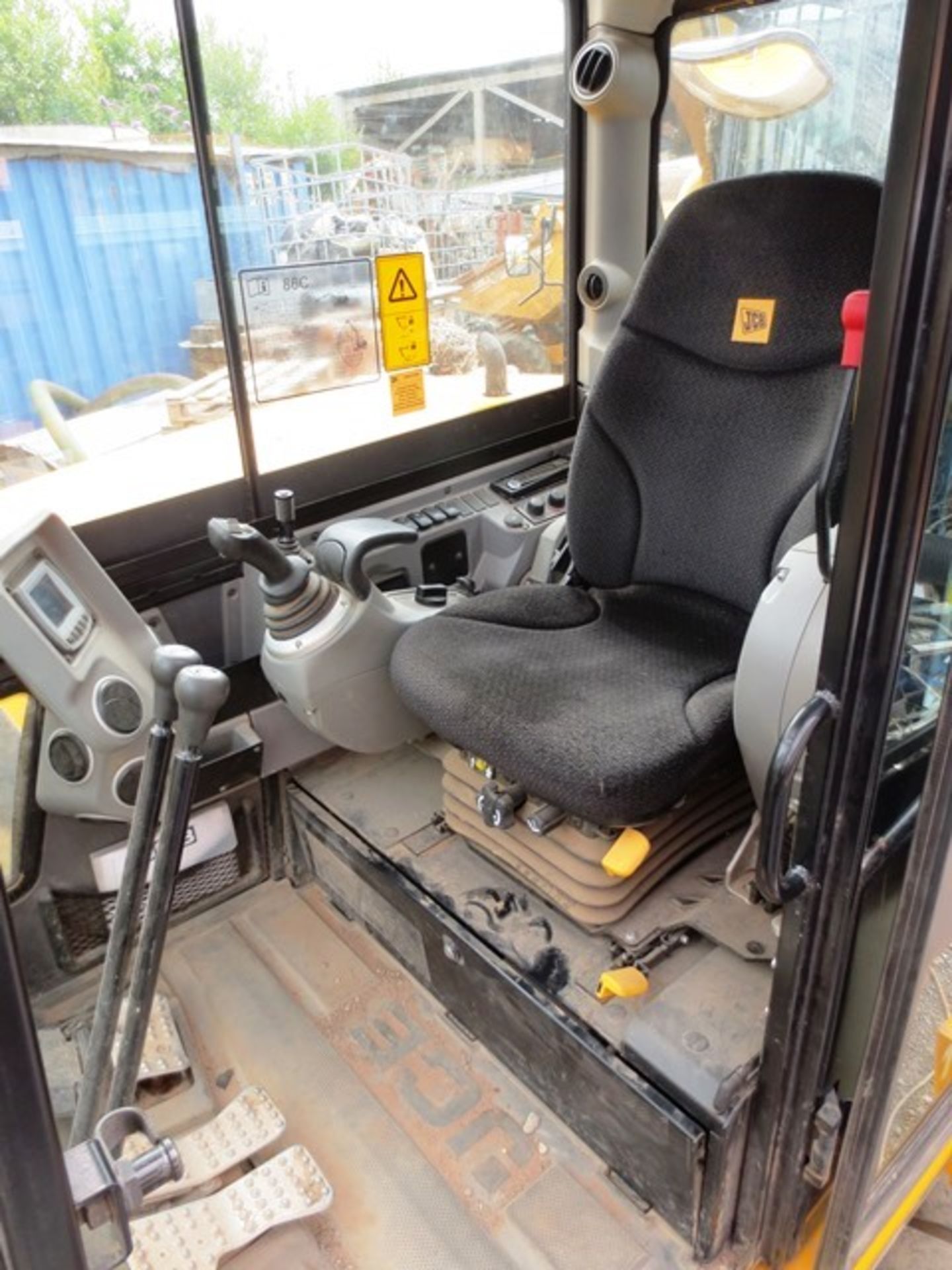 JCB 86C-1 rubber tracked midi hydraulic excavator with front dozer, product ID No: JCB086C1A02249723 - Image 14 of 19