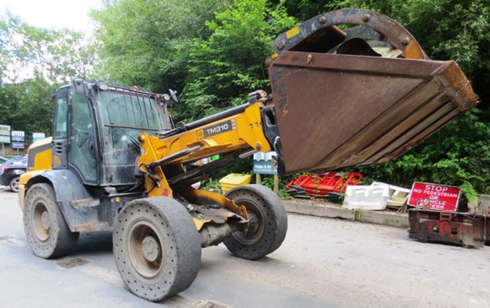 JCB TM 310 Wastemaster articulated 4 WD loading shovel, serial no. JCB310T0V01315679 (2010) recorded - Image 12 of 17