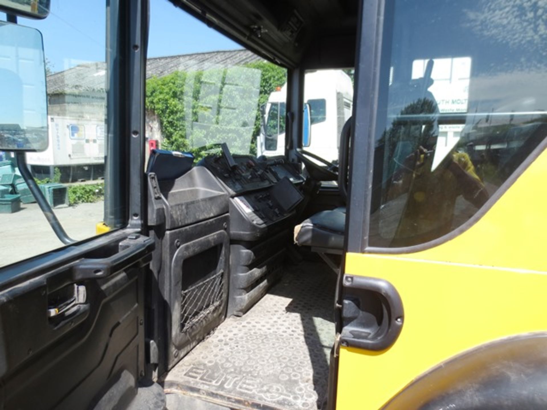 Dennis Elite 26 ton refuse collection vehicle, fitted Dennis Eagle body, type PHZ23W, serial no. - Image 18 of 25