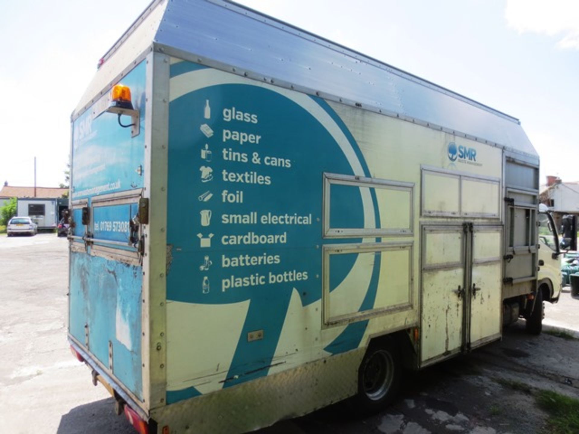 Hino 300 kerbside recycling truck, fitted Trucksmith body, with integrated compactor, reg no: WA62 - Image 6 of 14