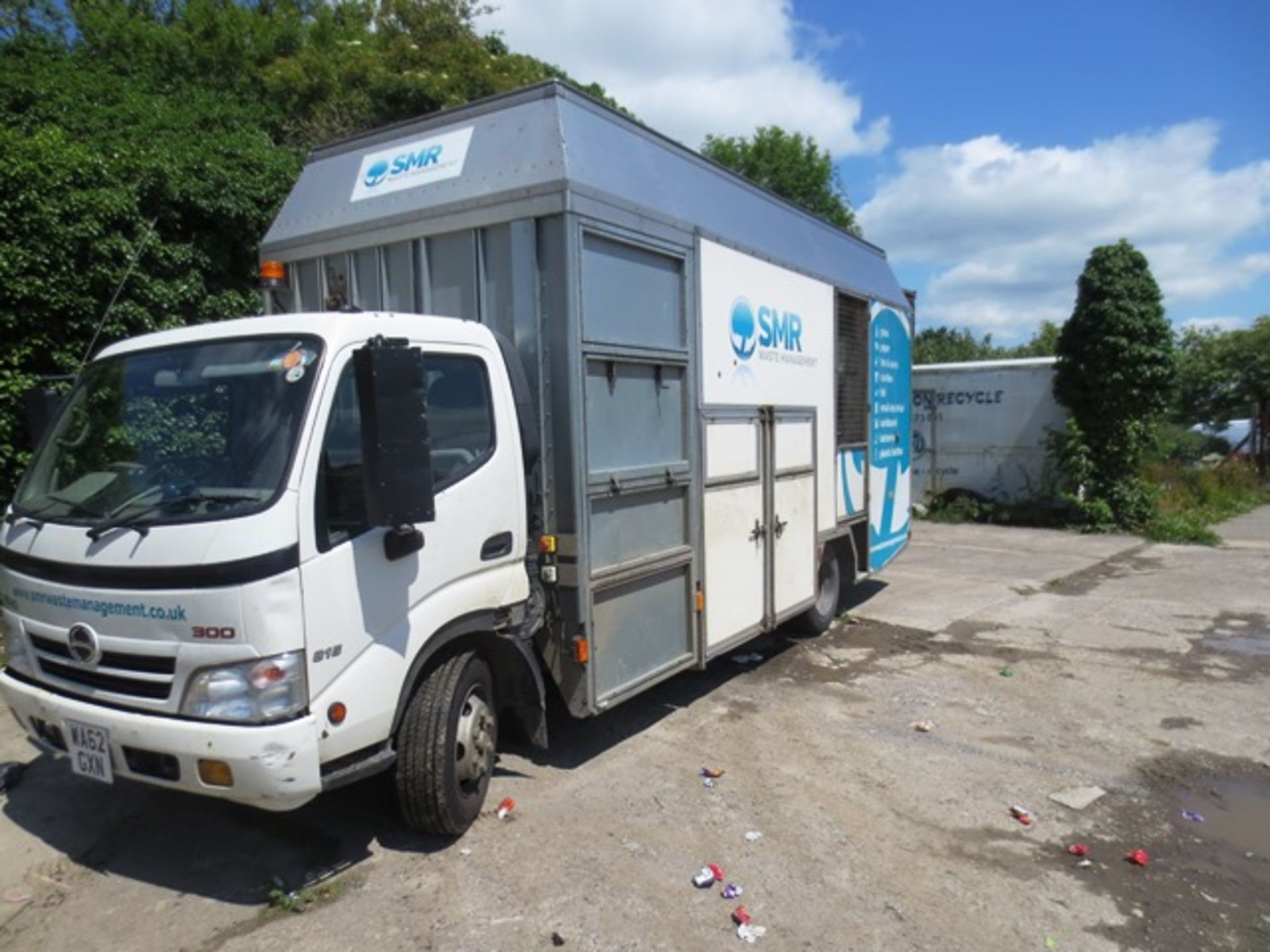 Hino 300 kerbside recycling truck, fitted Trucksmith body, with integrated compactor, reg no: WA62 - Image 3 of 14