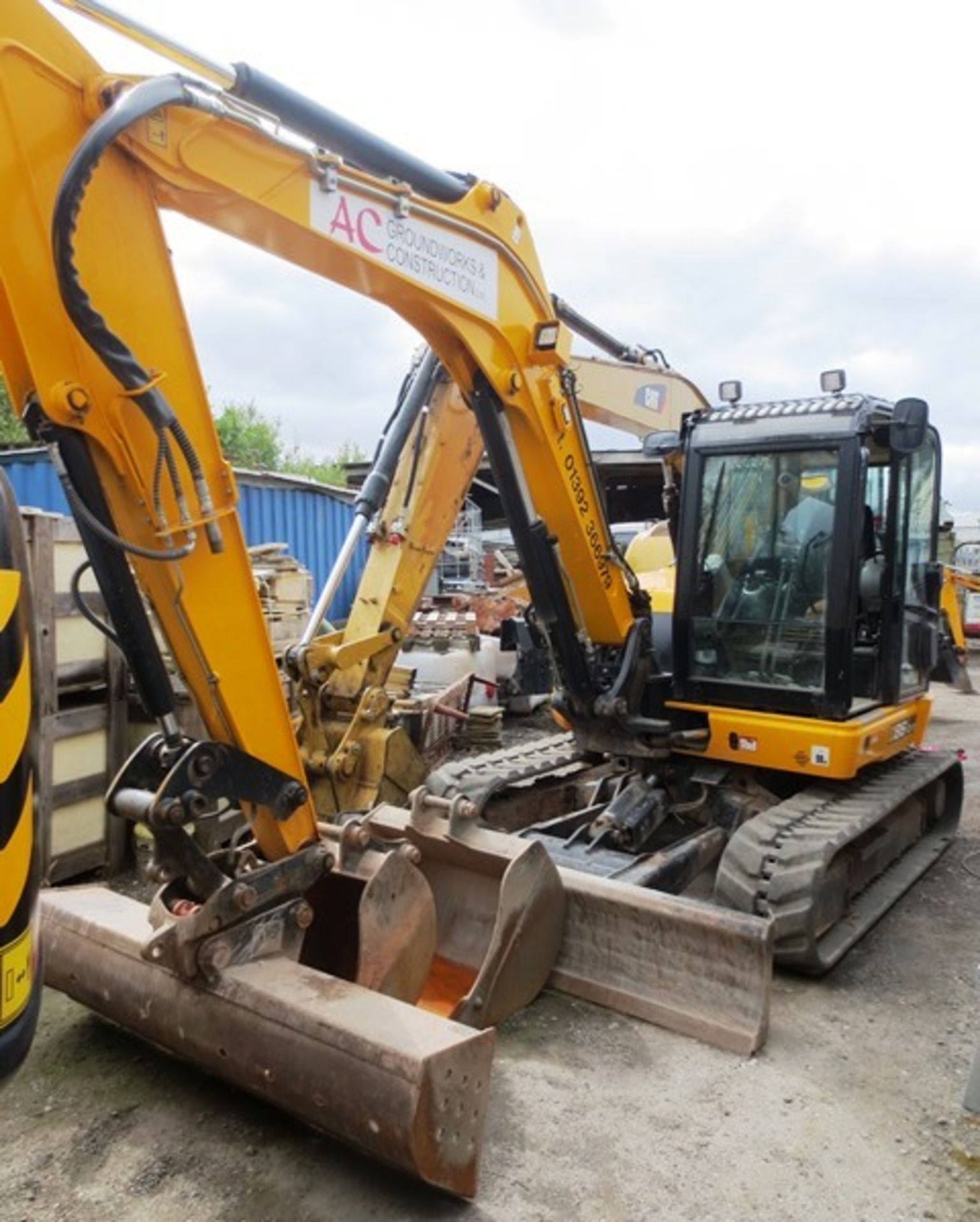 JCB 86C-1 rubber tracked midi hydraulic excavator with front dozer, product ID No: JCB086C1A02249723 - Image 4 of 19