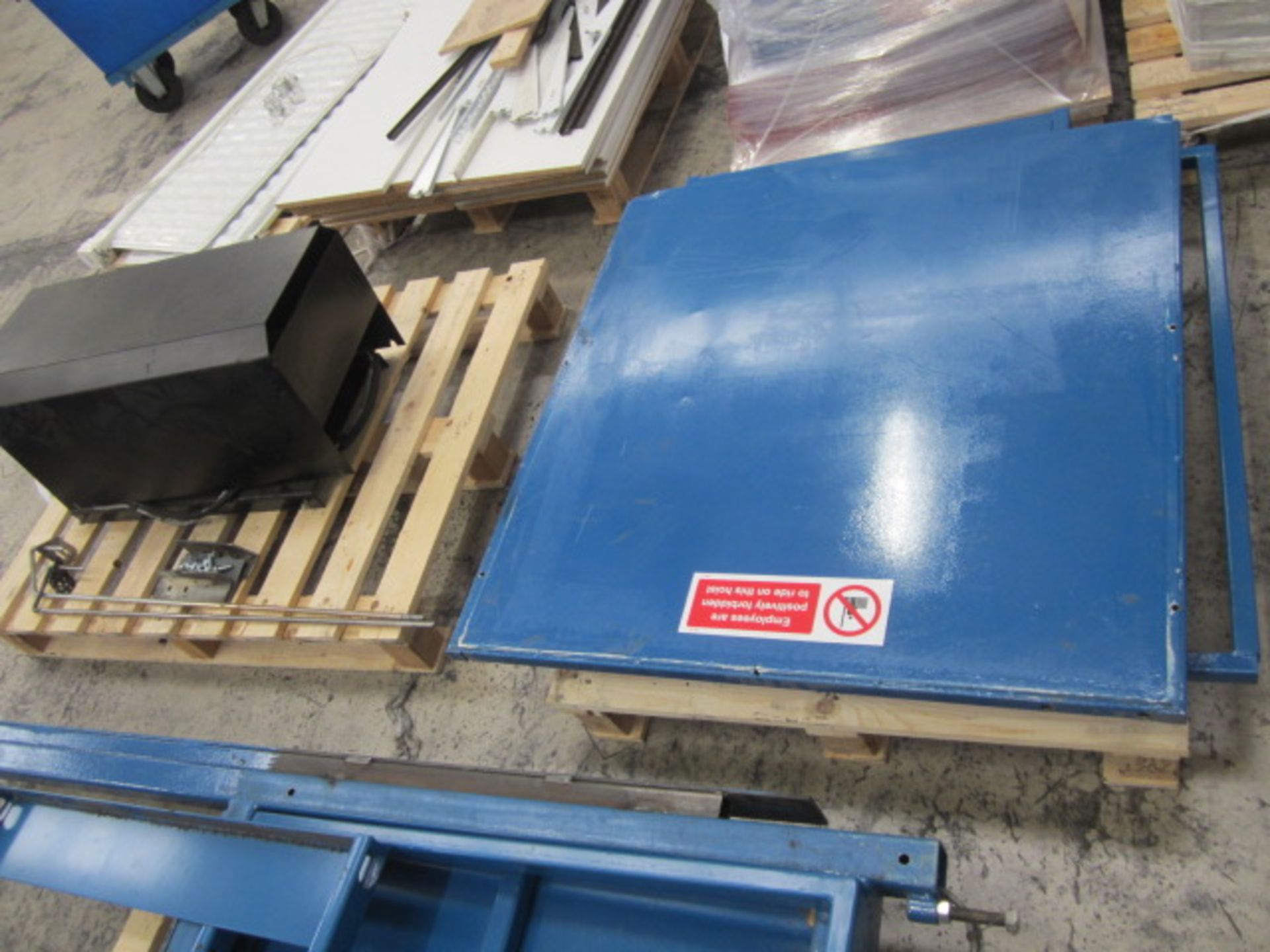Saxon hydraulic lift table, approx. table size 1.9m x 1m with smeshed side, SWL 500kgs - dismantled. - Image 4 of 8