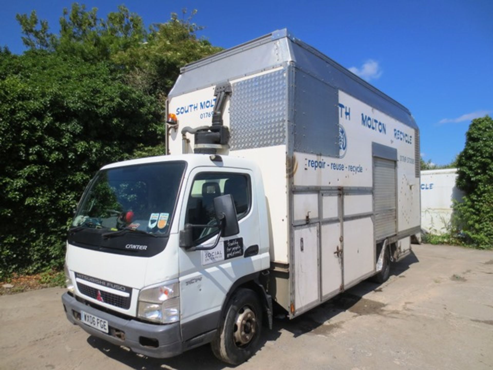 Mitsubishi Fuso Canter 75 7C14 kerbside recycling truck, fitted unbadged body, 6m approx length, - Image 2 of 9