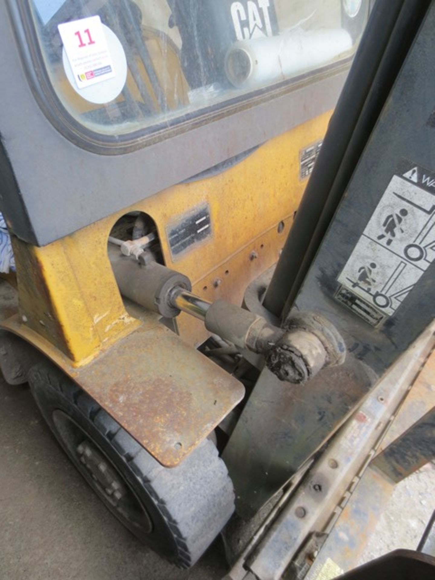 Caterpillar DP 25, duplex mast forklift truck with side shift; serial no: SBN00349, 13,980 hours, - Image 4 of 11