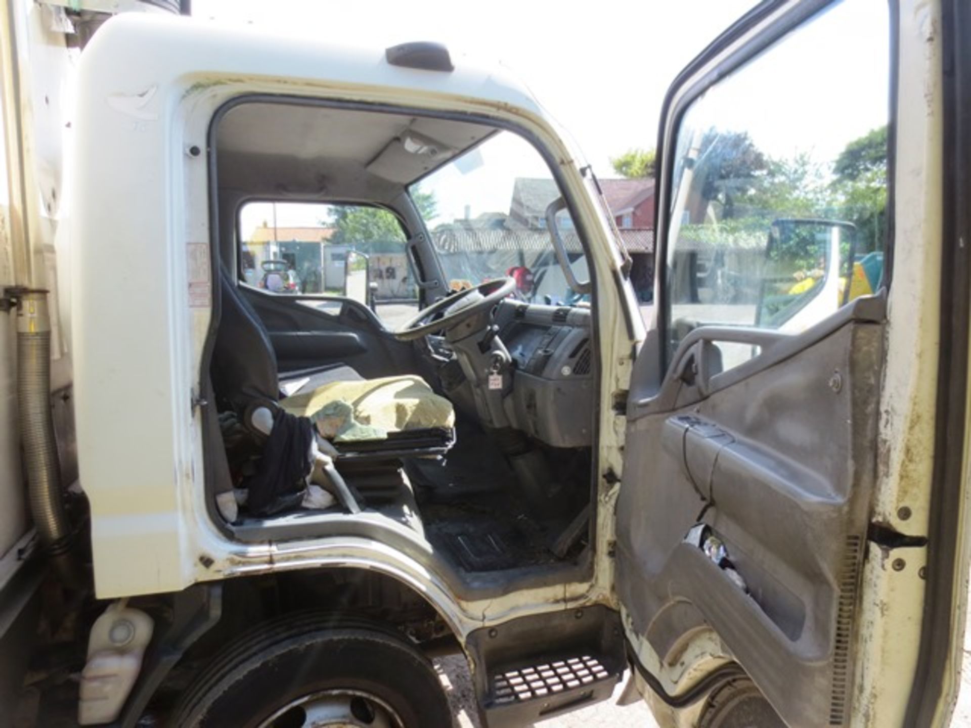 Mitsubishi Fuso Canter 75 7C14 kerbside recycling truck, fitted unbadged body, 6m approx length, - Image 5 of 9