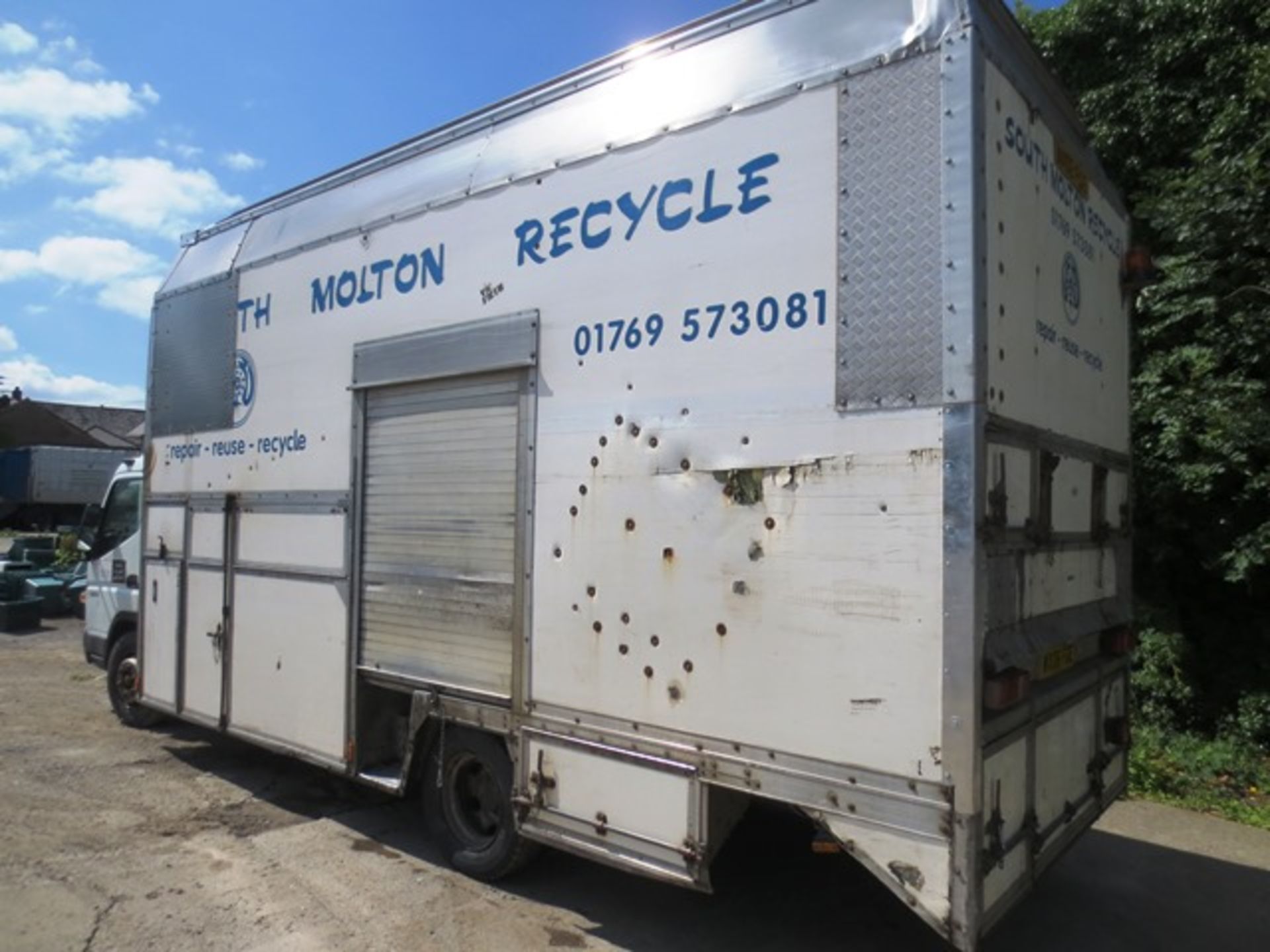 Mitsubishi Fuso Canter 75 7C14 kerbside recycling truck, fitted unbadged body, 6m approx length, - Image 3 of 9