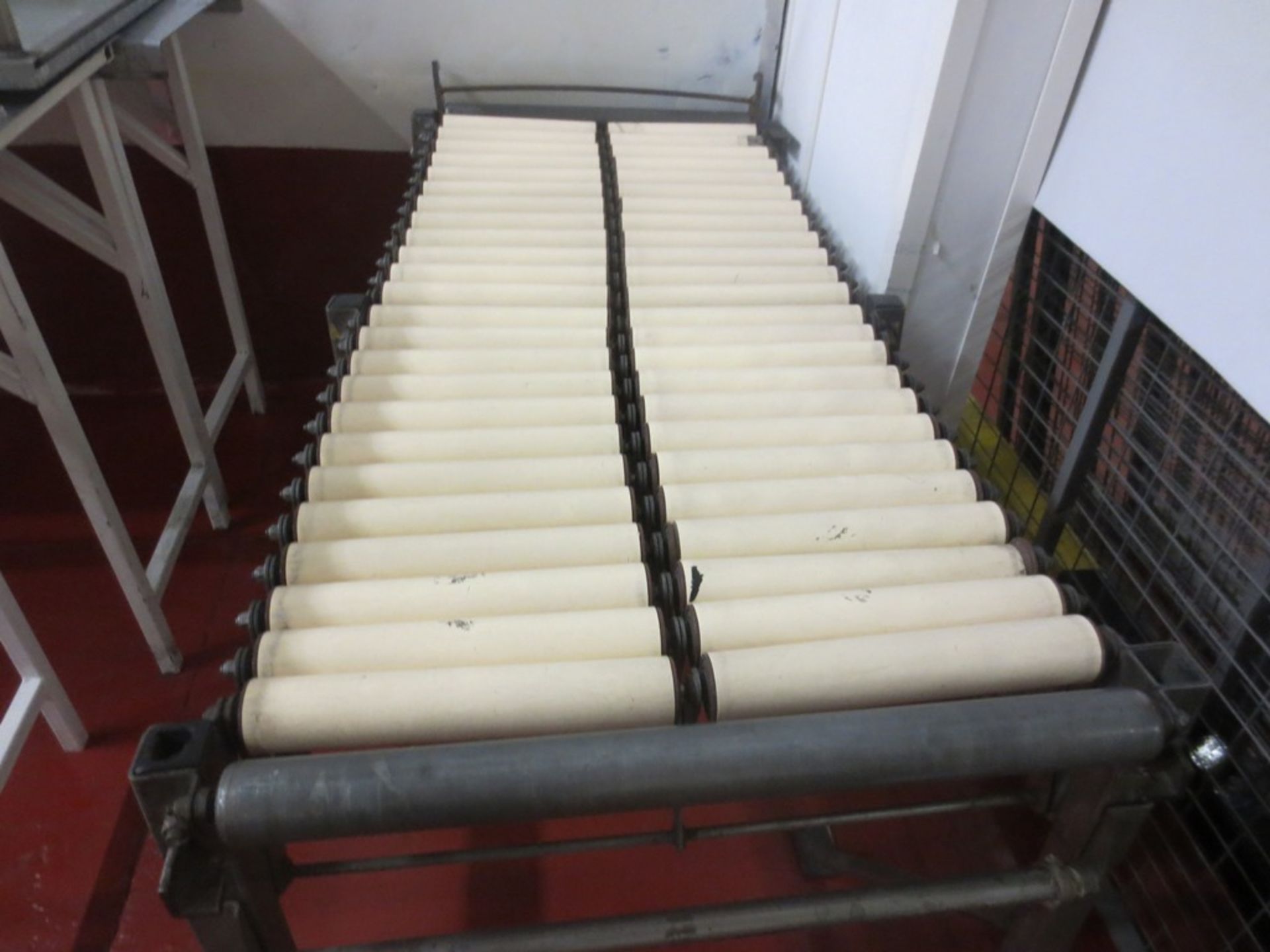 Extending twin roller conveyor, closed length 1500mm - 3000mm open - Image 2 of 2