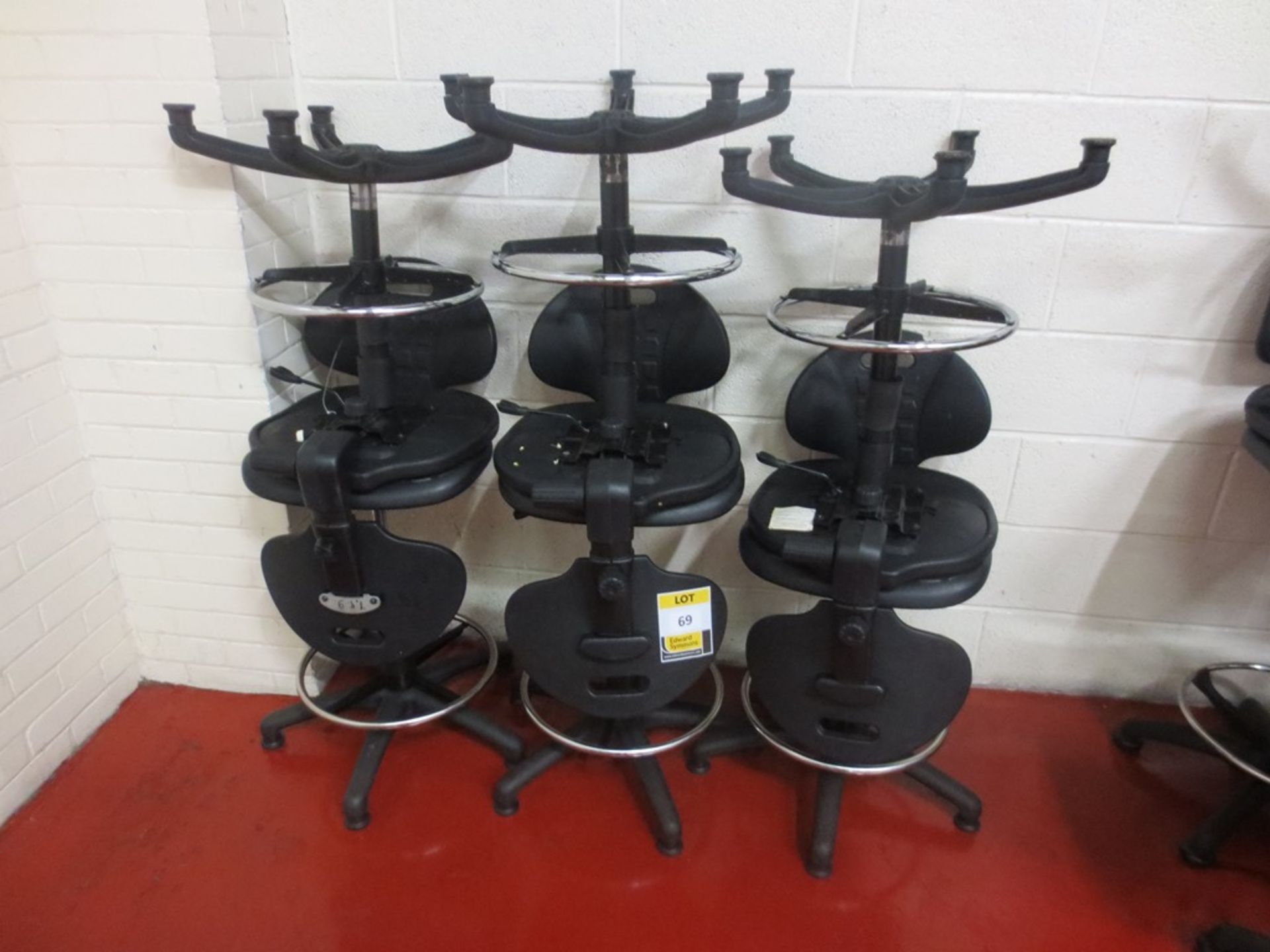 6 swiveleling rubber operators chairs with foot rest